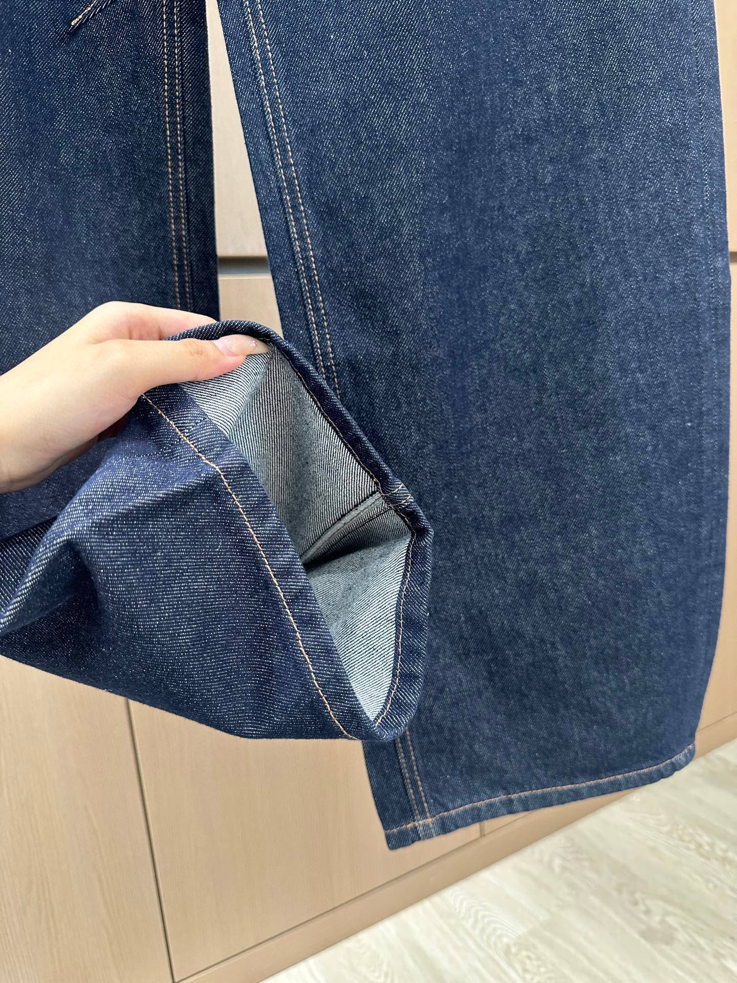 🛒𝐍𝐄𝐖 · 𝟐𝟎𝟐5/爆款现货设计师 原创｜女神同款镰刀牛仔裤 这款牛仔裤选用优质面料，工艺渐变色洗水