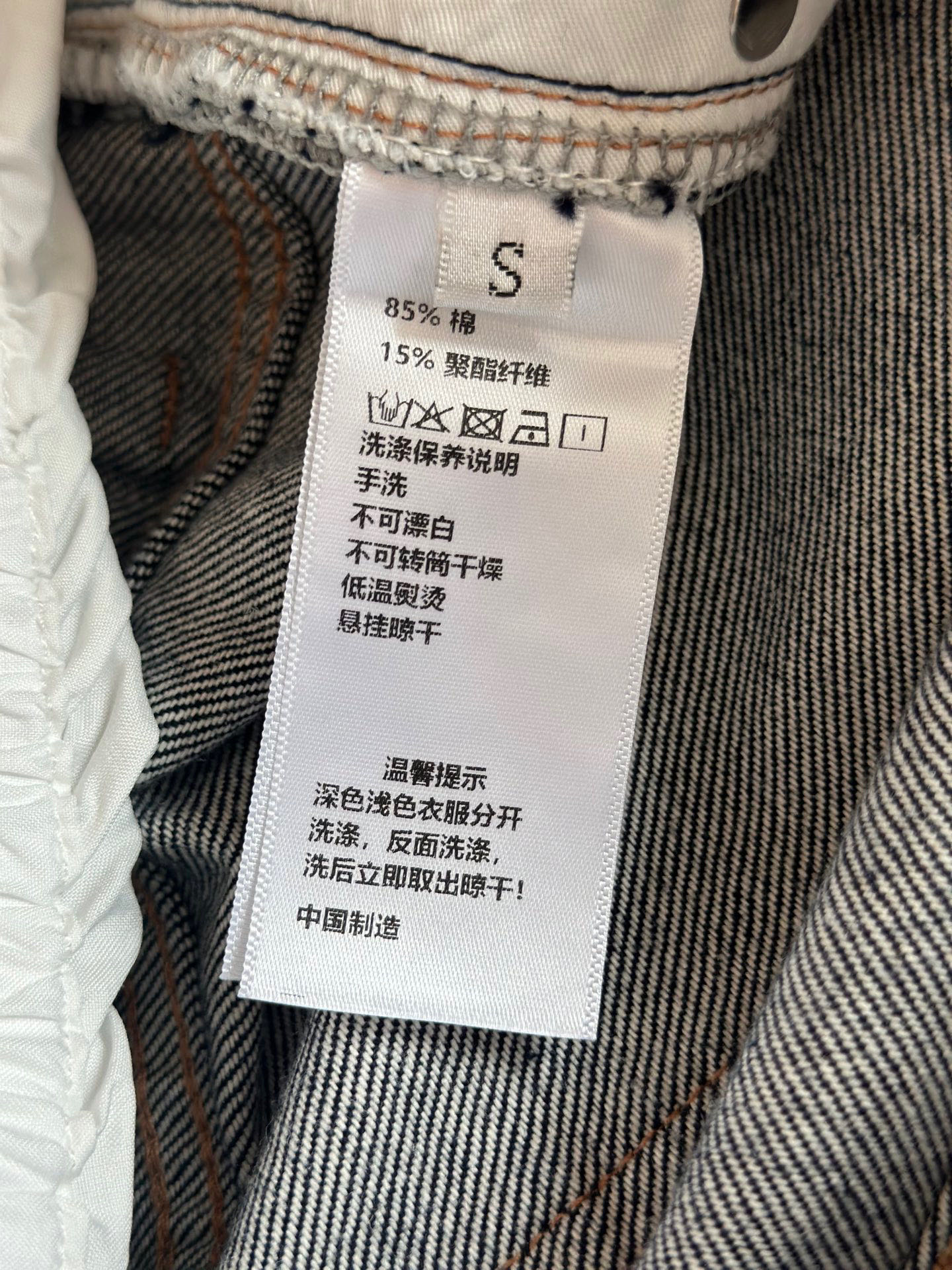 🛒𝐍𝐄𝐖 · 𝟐𝟎𝟐5/爆款现货设计师 原创｜女神同款镰刀牛仔裤 这款牛仔裤选用优质面料，工艺渐变色洗水