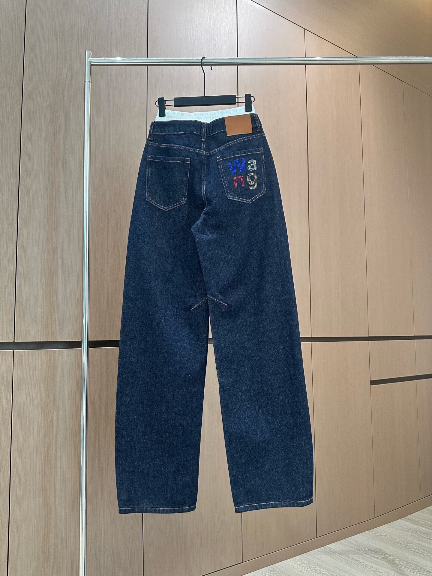 🛒𝐍𝐄𝐖 · 𝟐𝟎𝟐5/爆款现货设计师 原创｜女神同款镰刀牛仔裤 这款牛仔裤选用优质面料，工艺渐变色洗水