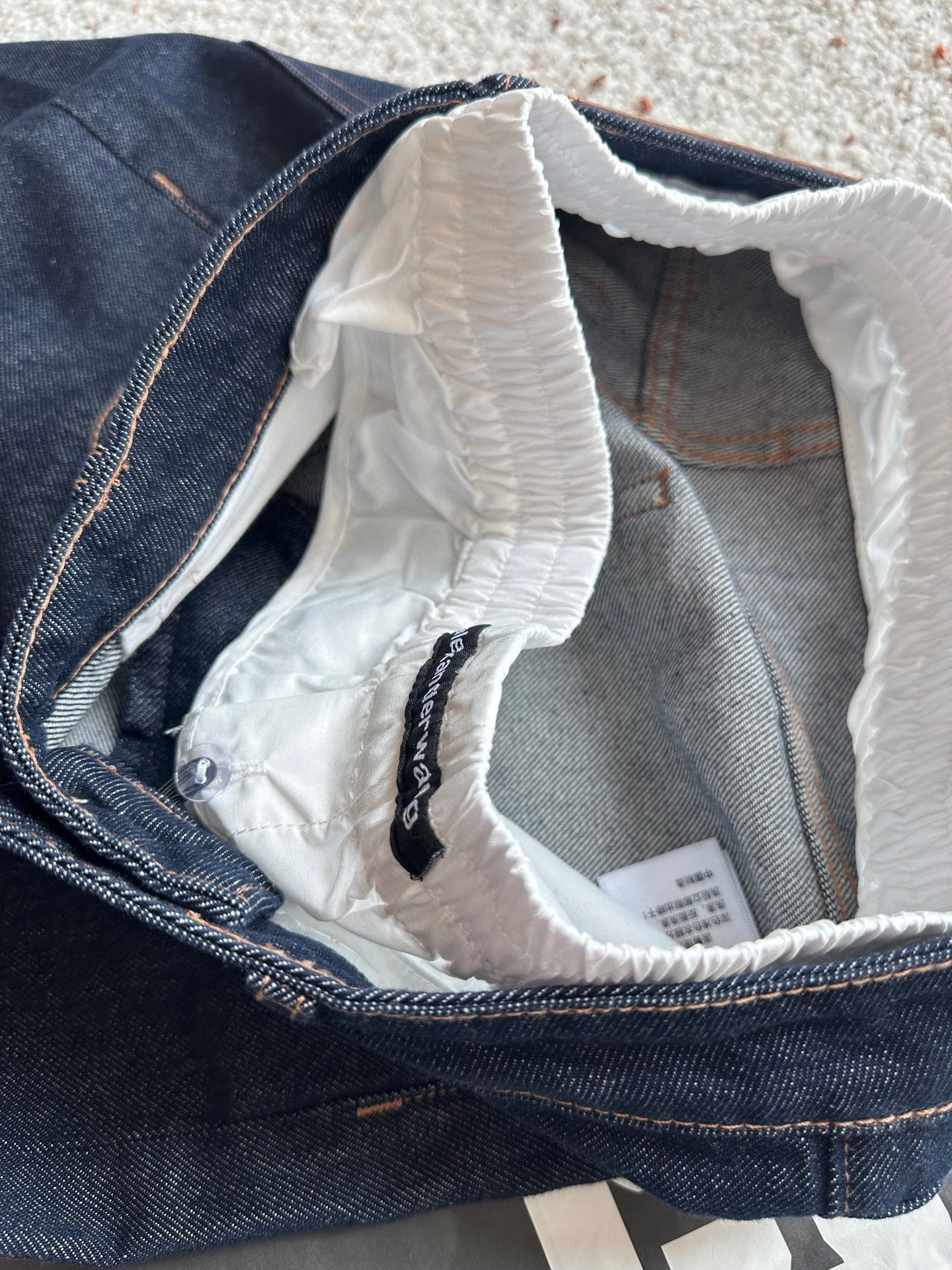 🛒𝐍𝐄𝐖 · 𝟐𝟎𝟐5/爆款现货设计师 原创｜女神同款镰刀牛仔裤 这款牛仔裤选用优质面料，工艺渐变色洗水