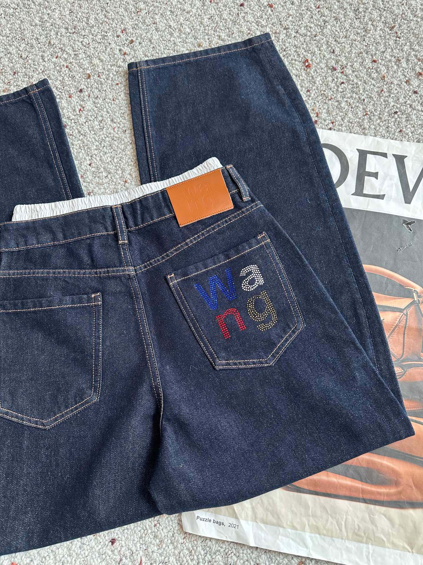 🛒𝐍𝐄𝐖 · 𝟐𝟎𝟐5/爆款现货设计师 原创｜女神同款镰刀牛仔裤 这款牛仔裤选用优质面料，工艺渐变色洗水