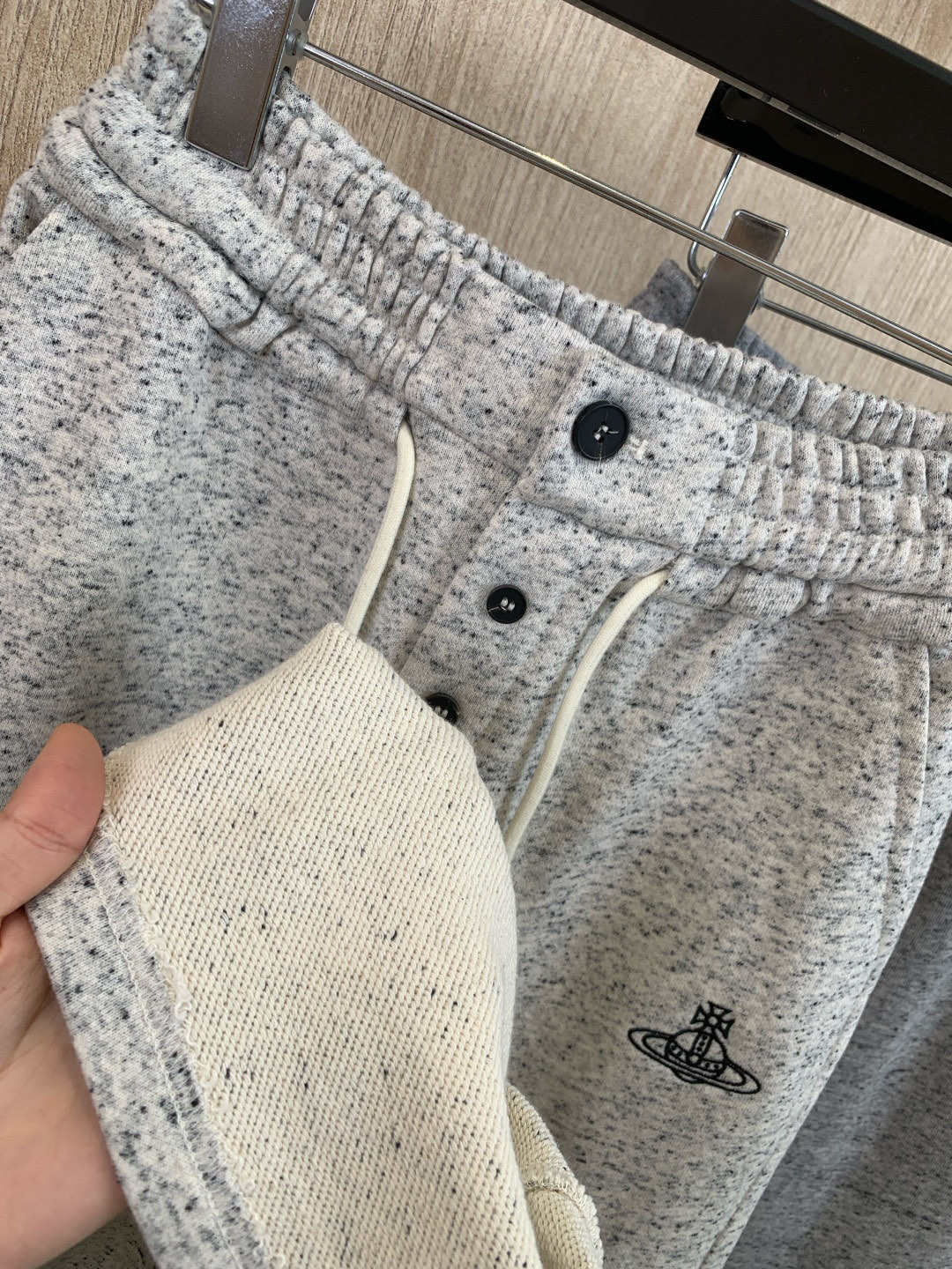 🛒𝐍𝐄𝐖 · 𝟐𝟎𝟐5/爆款现货原单品质 西太后*｜25早秋新款排扣运动休闲裤重工抽绳松紧腰工艺 高订面