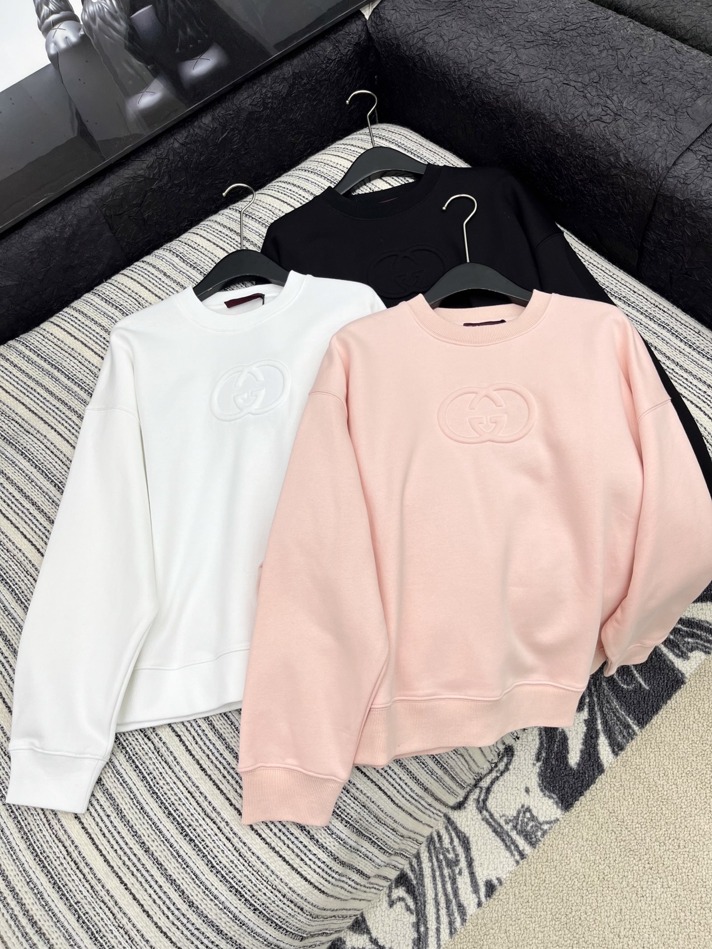 🛒𝐍𝐄𝐖 · 𝟐𝟎𝟐5/爆款现货【原版定制】Gucc*｜25早秋经典压花圆领卫衣干净利落的裁剪，落肩宽松