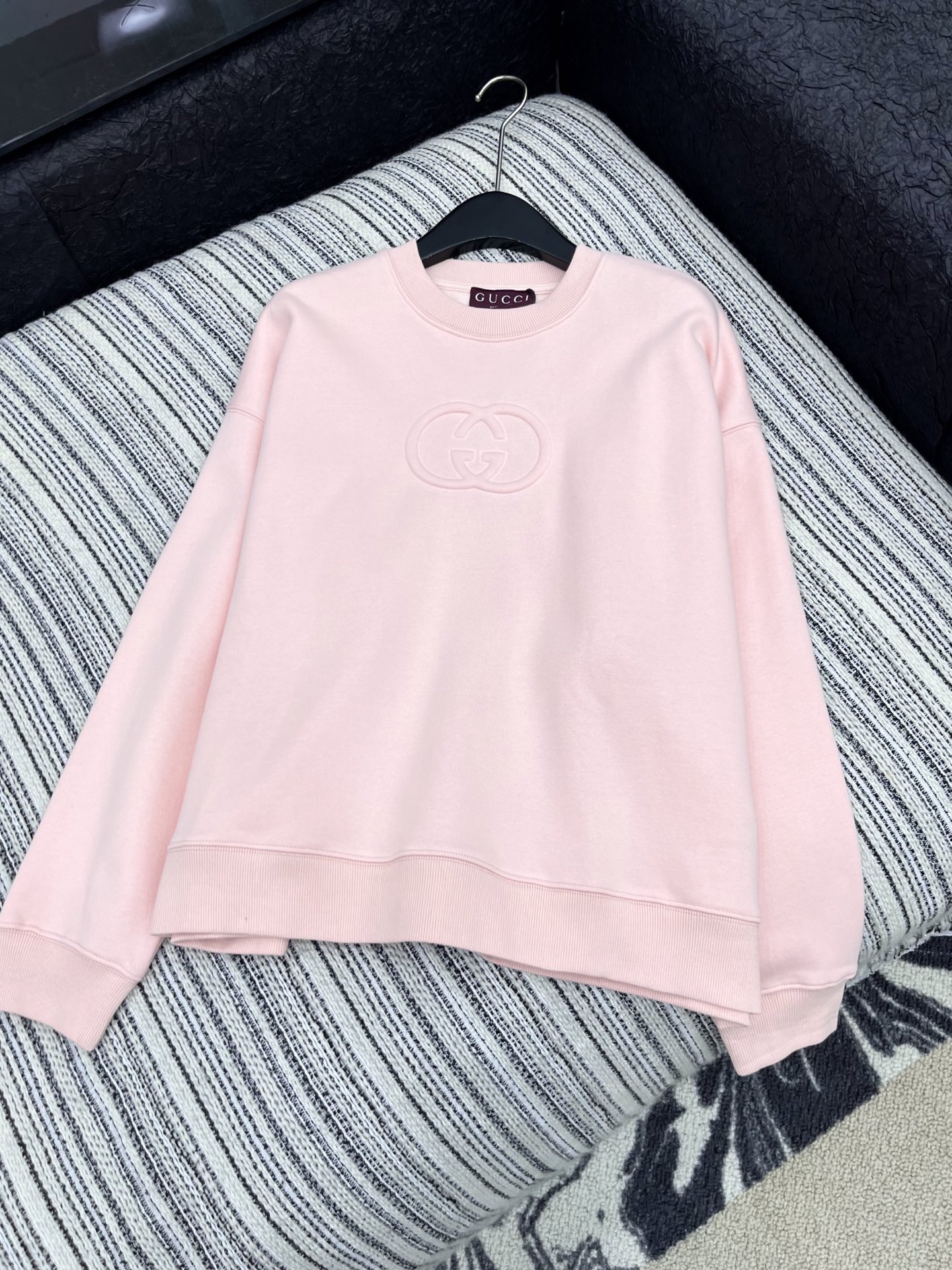 🛒𝐍𝐄𝐖 · 𝟐𝟎𝟐5/爆款现货【原版定制】Gucc*｜25早秋经典压花圆领卫衣干净利落的裁剪，落肩宽松