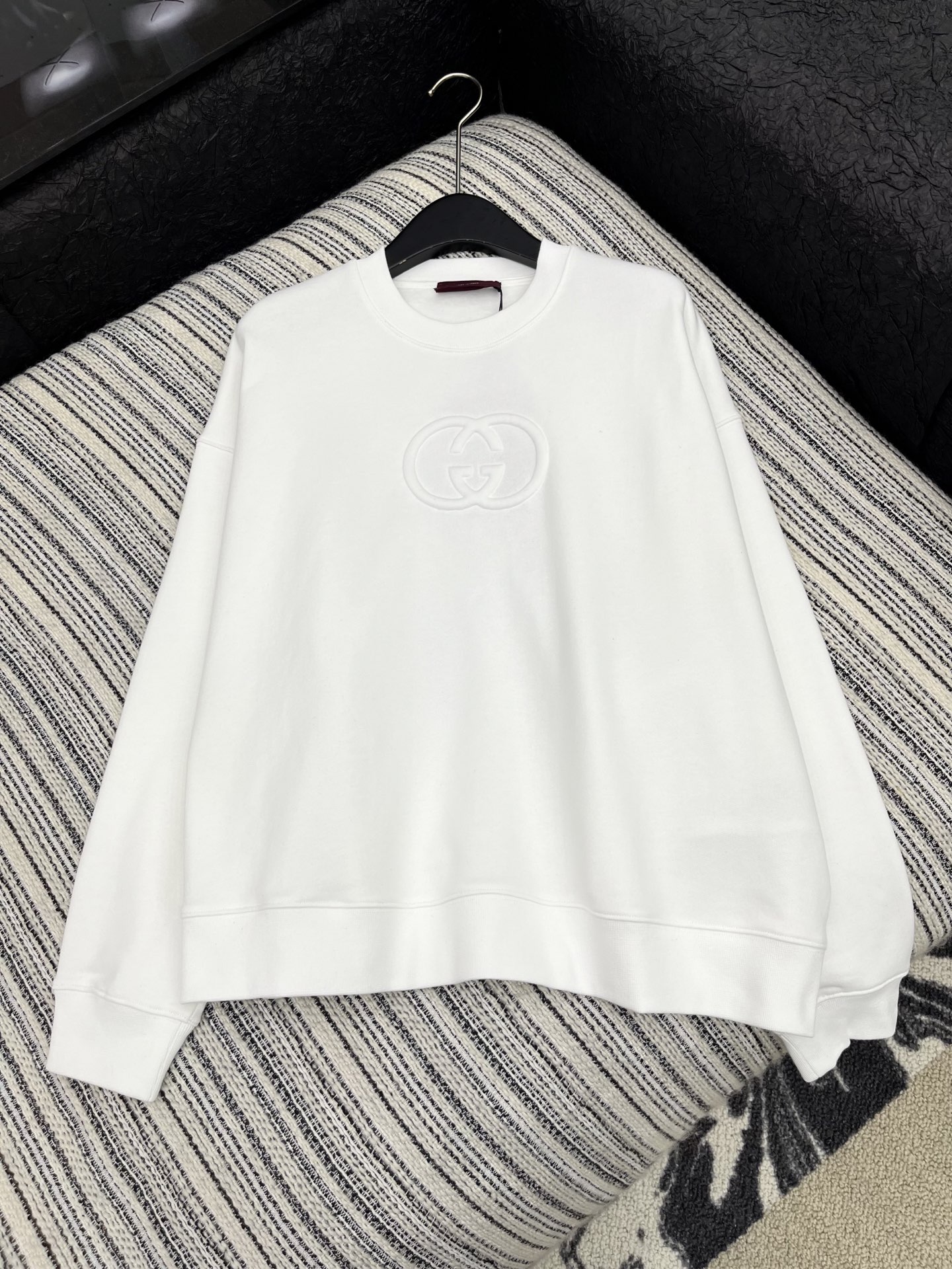 🛒𝐍𝐄𝐖 · 𝟐𝟎𝟐5/爆款现货【原版定制】Gucc*｜25早秋经典压花圆领卫衣干净利落的裁剪，落肩宽松