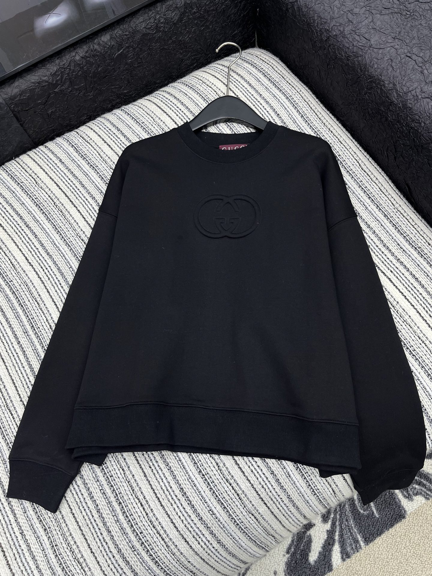 🛒𝐍𝐄𝐖 · 𝟐𝟎𝟐5/爆款现货【原版定制】Gucc*｜25早秋经典压花圆领卫衣干净利落的裁剪，落肩宽松