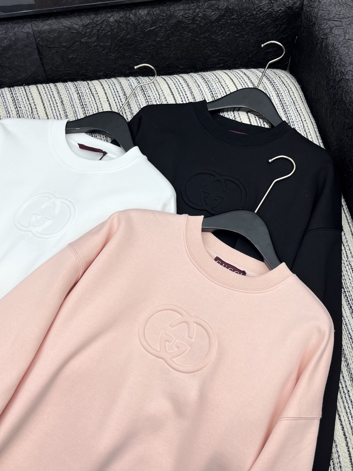 🛒𝐍𝐄𝐖 · 𝟐𝟎𝟐5/爆款现货【原版定制】Gucc*｜25早秋经典压花圆领卫衣干净利落的裁剪，落肩宽松