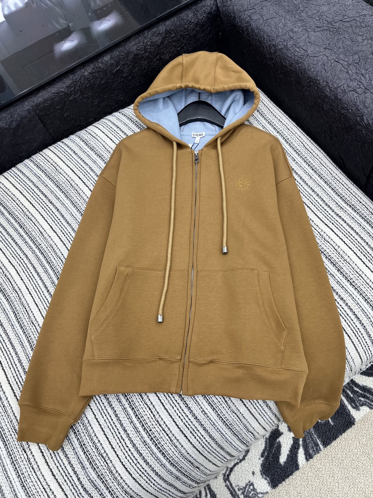 🛒𝐍𝐄𝐖 · 𝟐𝟎𝟐5/爆款现货【原版定制】Loe*｜25早秋新款拉链撞色带帽外套经典的色系拼接，视觉盛