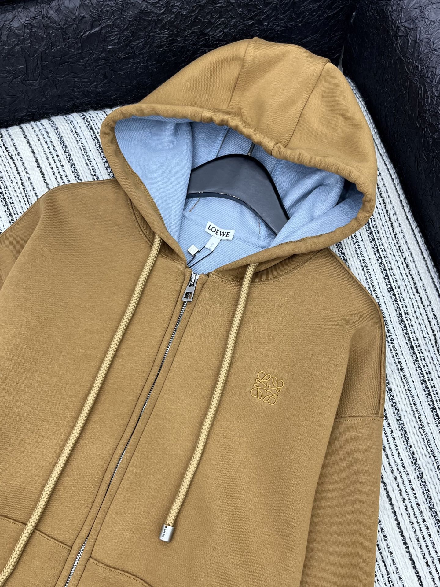 🛒𝐍𝐄𝐖 · 𝟐𝟎𝟐5/爆款现货【原版定制】Loe*｜25早秋新款拉链撞色带帽外套经典的色系拼接，视觉盛