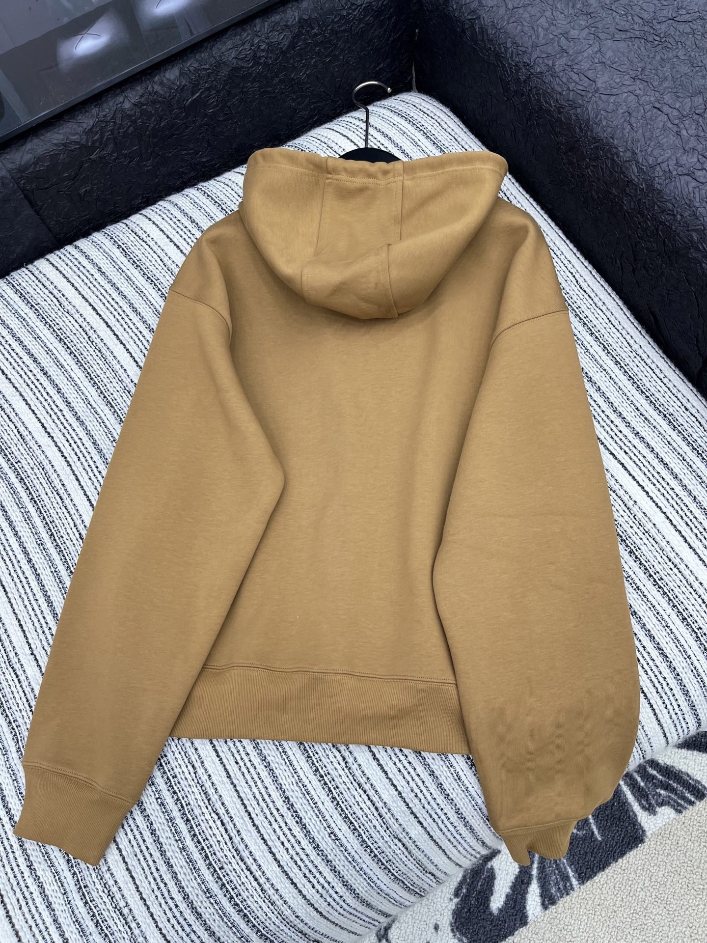 🛒𝐍𝐄𝐖 · 𝟐𝟎𝟐5/爆款现货【原版定制】Loe*｜25早秋新款拉链撞色带帽外套经典的色系拼接，视觉盛