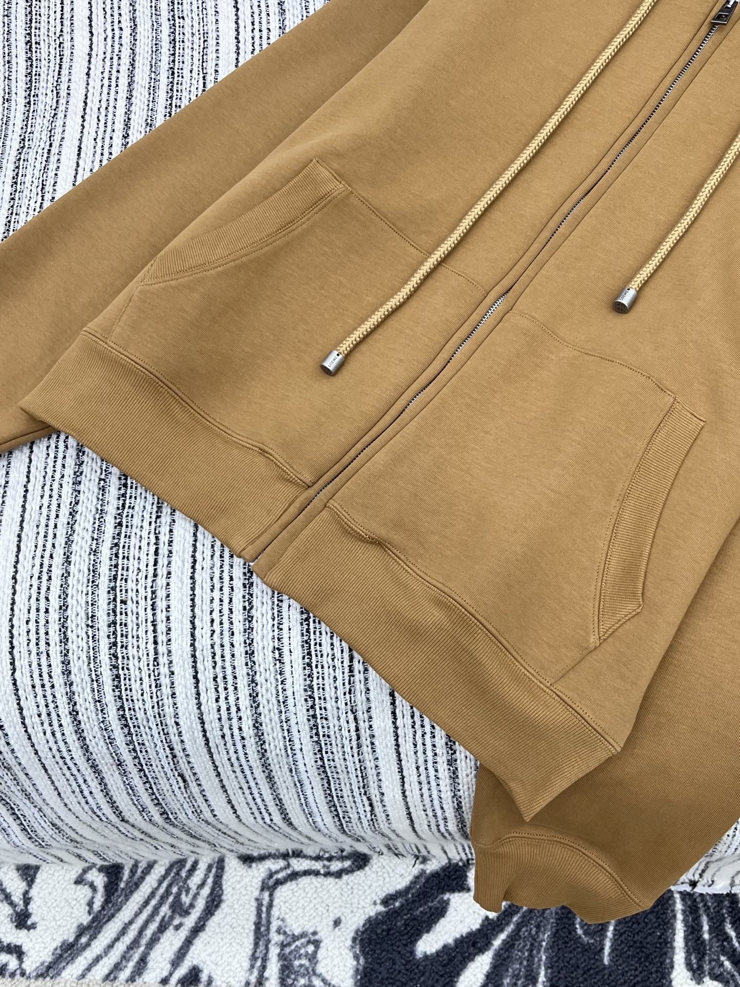 🛒𝐍𝐄𝐖 · 𝟐𝟎𝟐5/爆款现货【原版定制】Loe*｜25早秋新款拉链撞色带帽外套经典的色系拼接，视觉盛