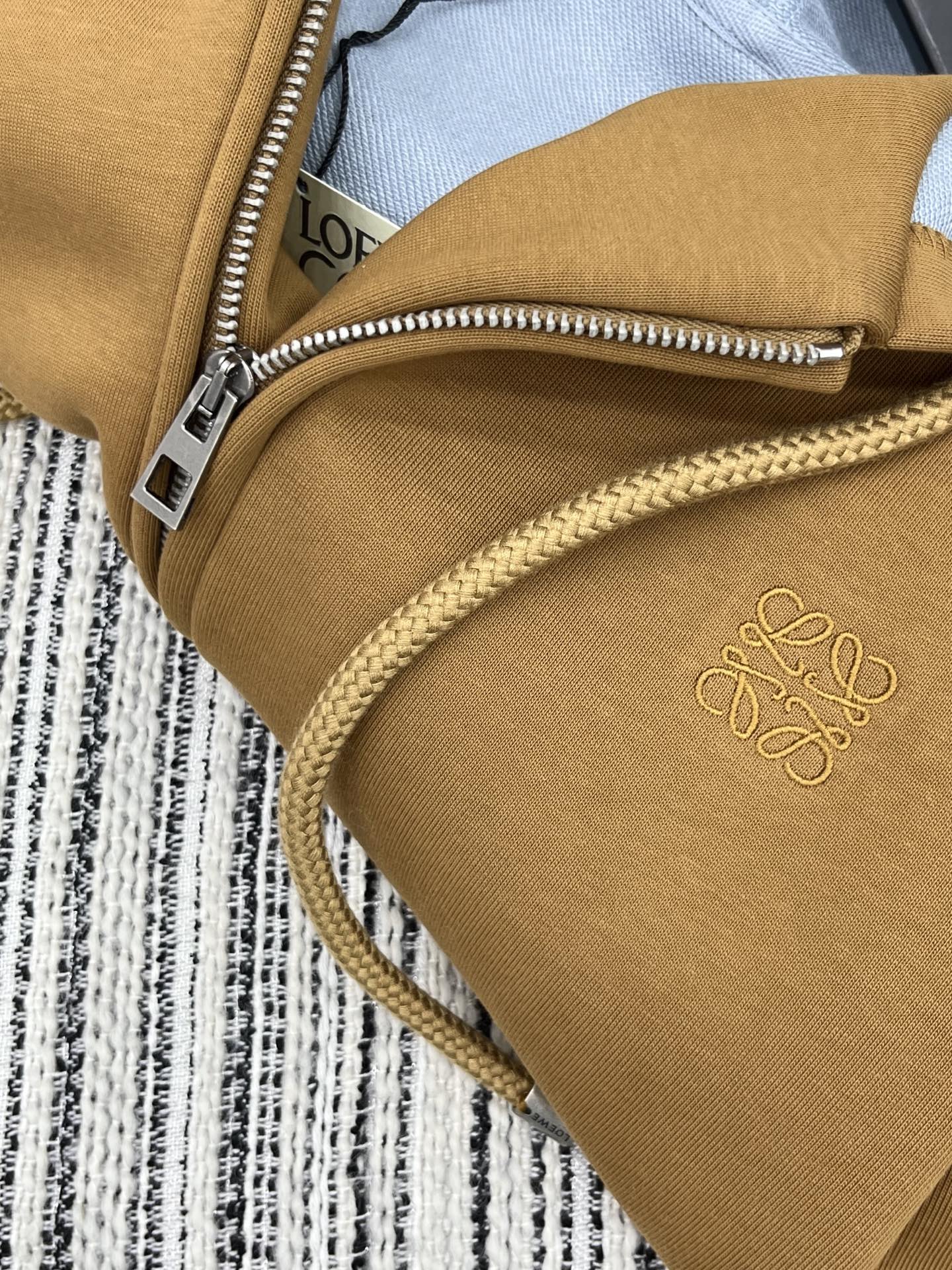 🛒𝐍𝐄𝐖 · 𝟐𝟎𝟐5/爆款现货【原版定制】Loe*｜25早秋新款拉链撞色带帽外套经典的色系拼接，视觉盛