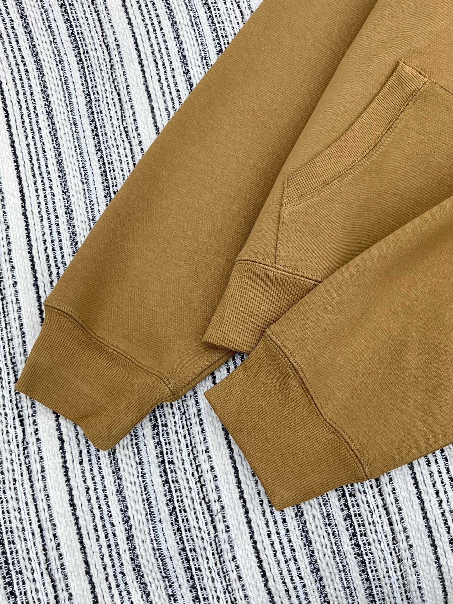 🛒𝐍𝐄𝐖 · 𝟐𝟎𝟐5/爆款现货【原版定制】Loe*｜25早秋新款拉链撞色带帽外套经典的色系拼接，视觉盛