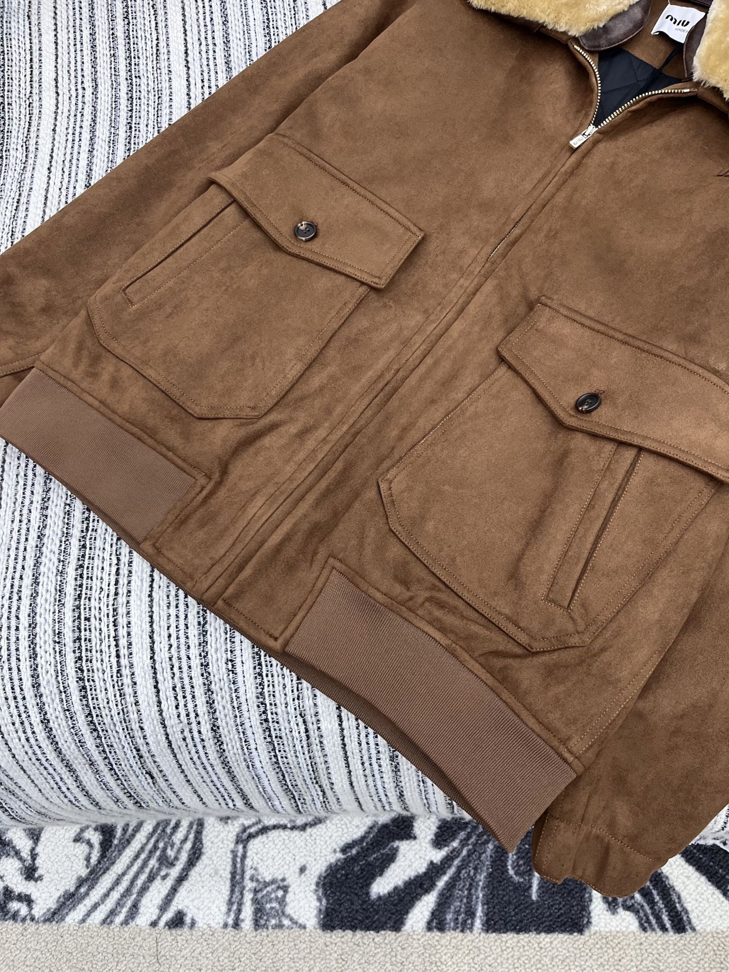 🛒𝐍𝐄𝐖 · 𝟐𝟎𝟐5/爆款现货【原版定制】Miu Mi*｜25秋冬新款拉链刺绣毛领拼接棉服外套经典的色