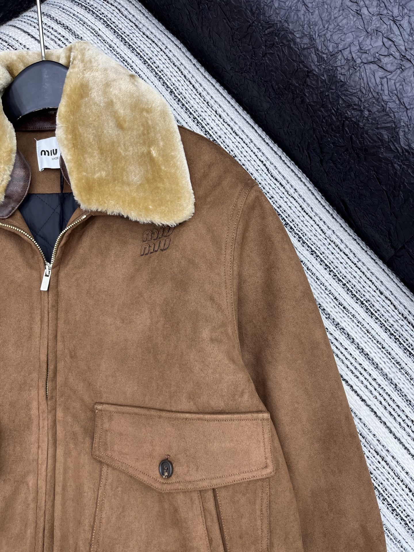 🛒𝐍𝐄𝐖 · 𝟐𝟎𝟐5/爆款现货【原版定制】Miu Mi*｜25秋冬新款拉链刺绣毛领拼接棉服外套经典的色