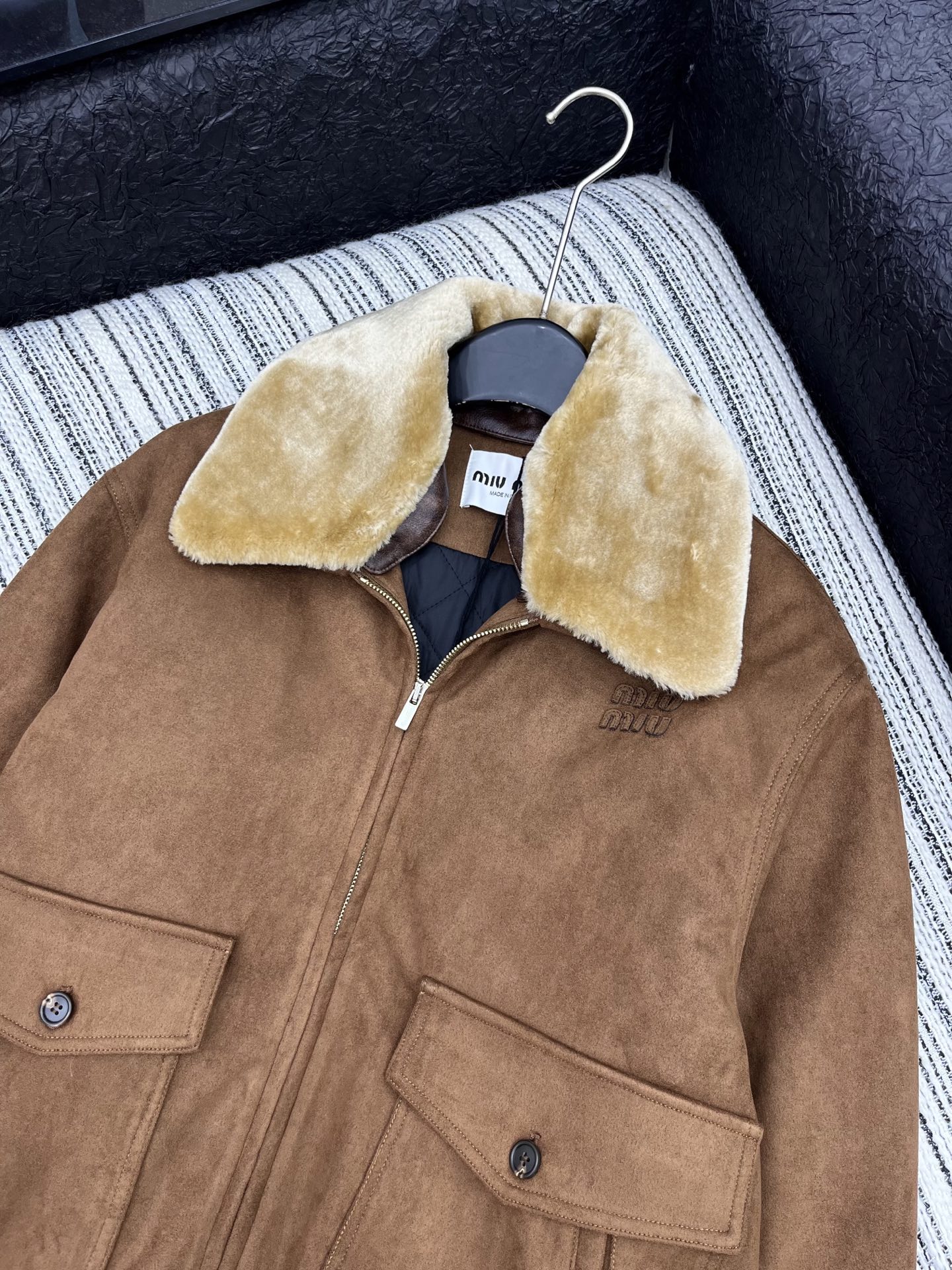 🛒𝐍𝐄𝐖 · 𝟐𝟎𝟐5/爆款现货【原版定制】Miu Mi*｜25秋冬新款拉链刺绣毛领拼接棉服外套经典的色