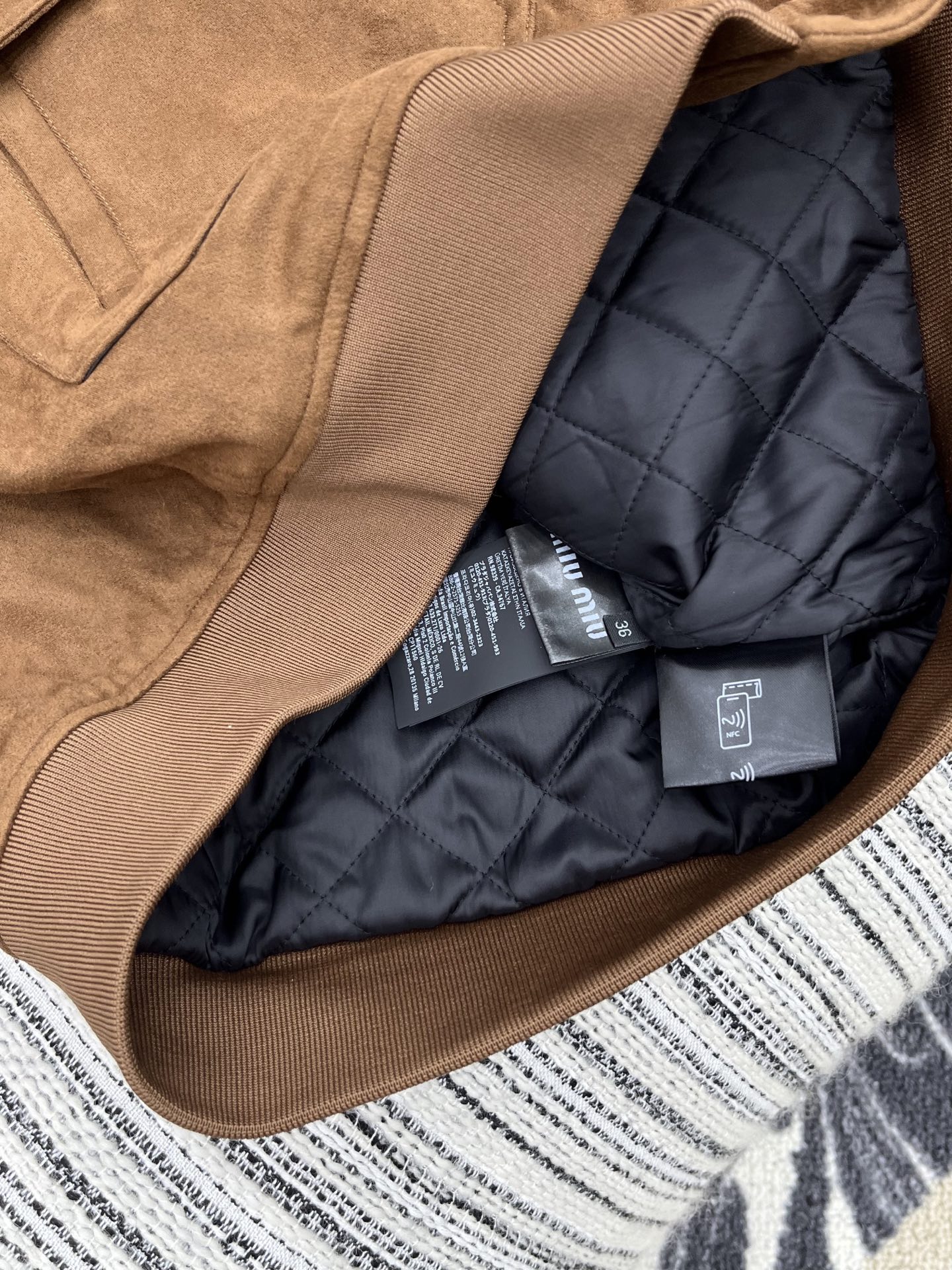 🛒𝐍𝐄𝐖 · 𝟐𝟎𝟐5/爆款现货【原版定制】Miu Mi*｜25秋冬新款拉链刺绣毛领拼接棉服外套经典的色