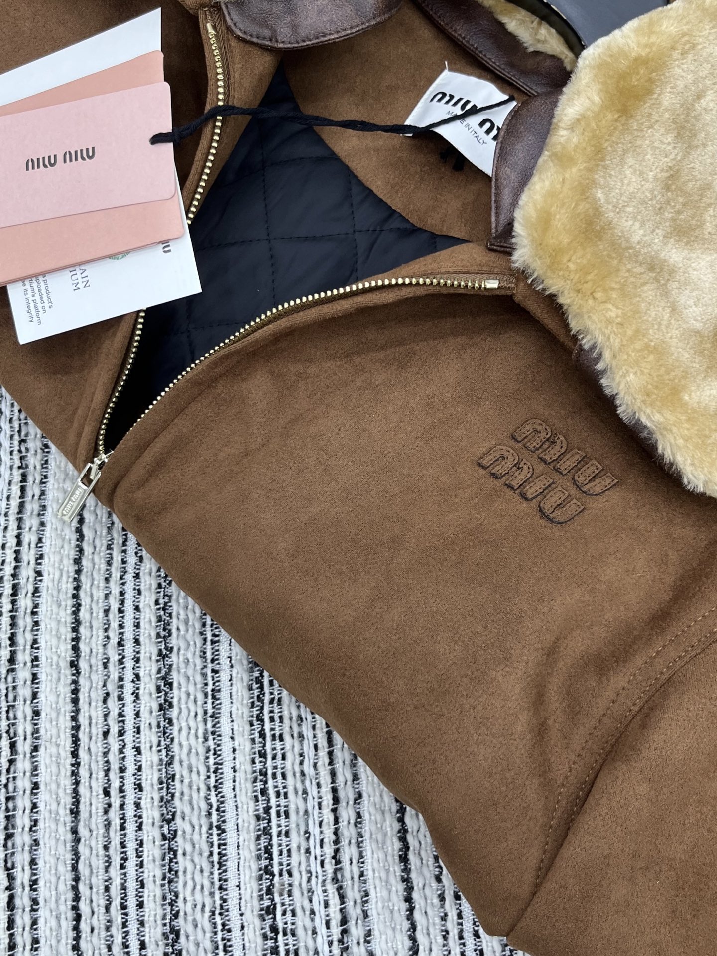 🛒𝐍𝐄𝐖 · 𝟐𝟎𝟐5/爆款现货【原版定制】Miu Mi*｜25秋冬新款拉链刺绣毛领拼接棉服外套经典的色