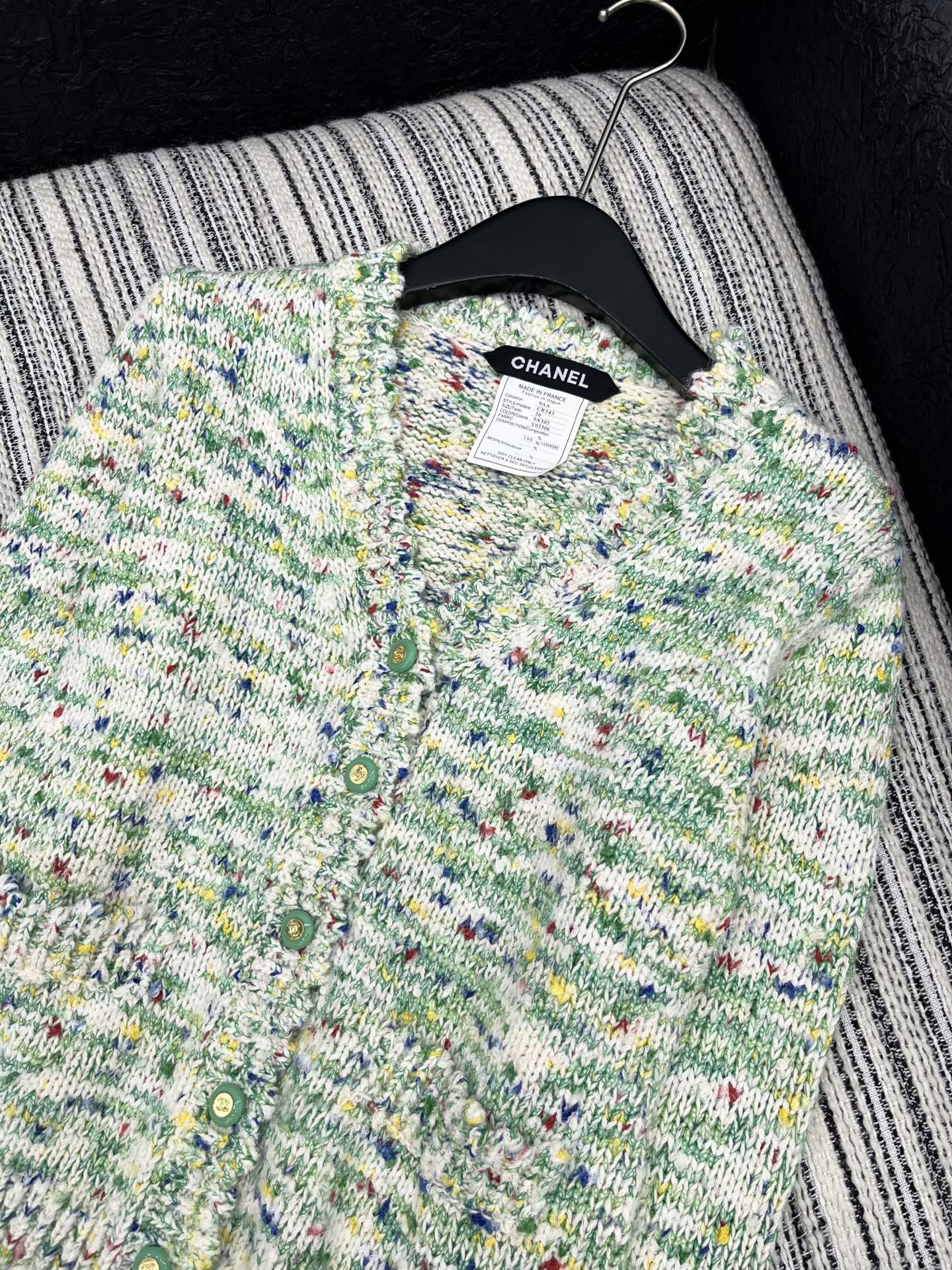 🛒𝐍𝐄𝐖 · 𝟐𝟎𝟐5/爆款现货原单品质 Chan*｜25中古系列重工手工宝石扣V领外套独家订制纱线 ，