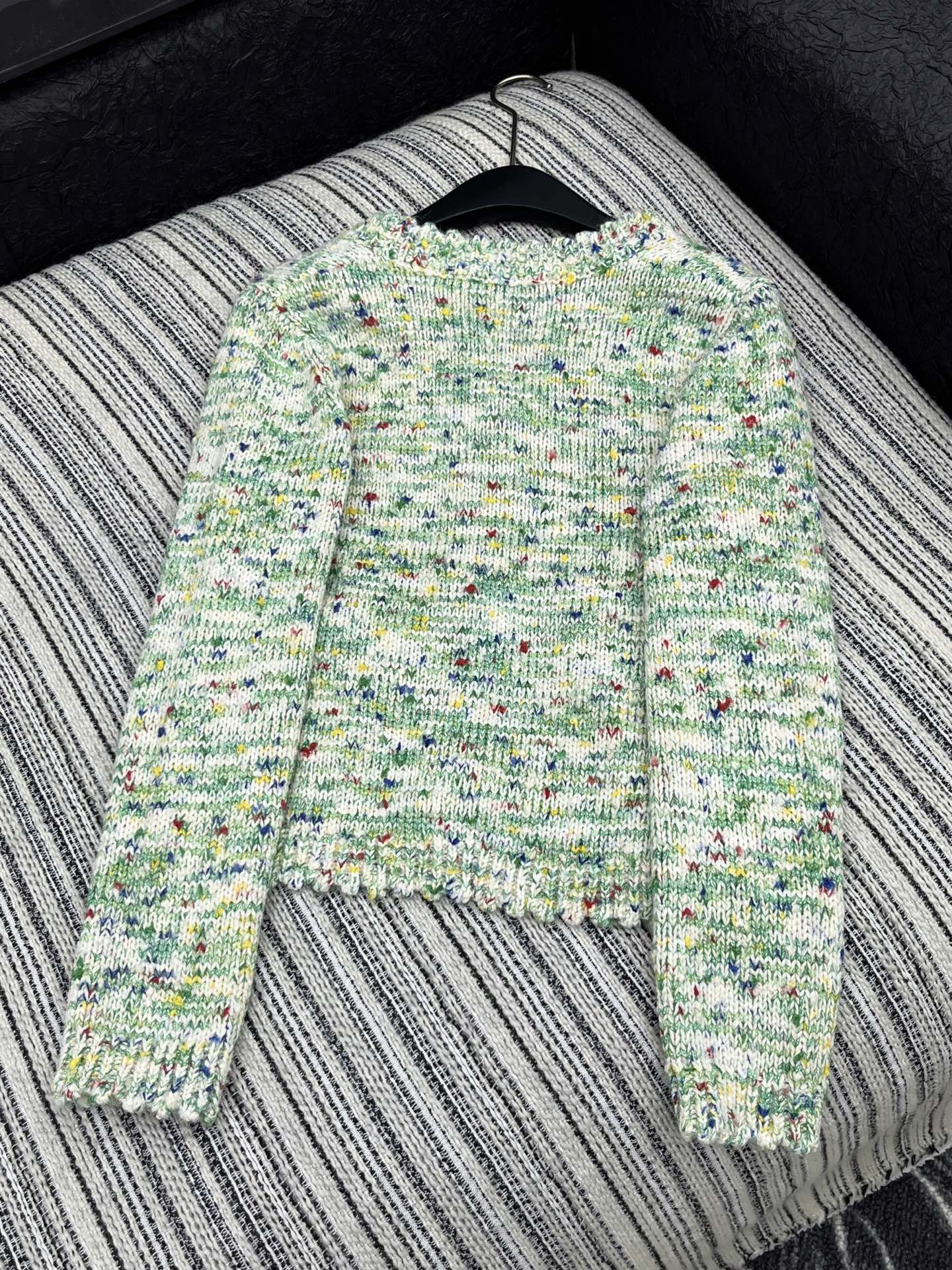 🛒𝐍𝐄𝐖 · 𝟐𝟎𝟐5/爆款现货原单品质 Chan*｜25中古系列重工手工宝石扣V领外套独家订制纱线 ，