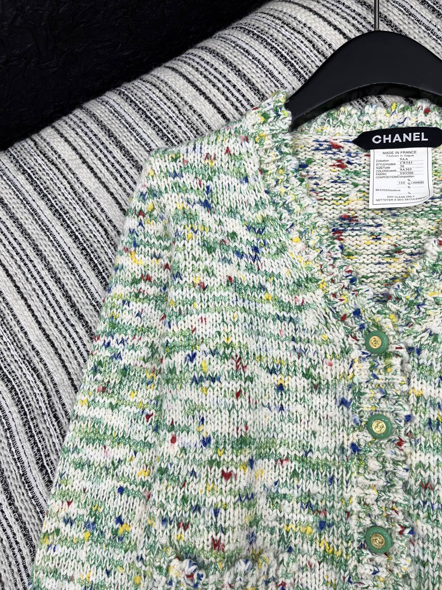 🛒𝐍𝐄𝐖 · 𝟐𝟎𝟐5/爆款现货原单品质 Chan*｜25中古系列重工手工宝石扣V领外套独家订制纱线 ，