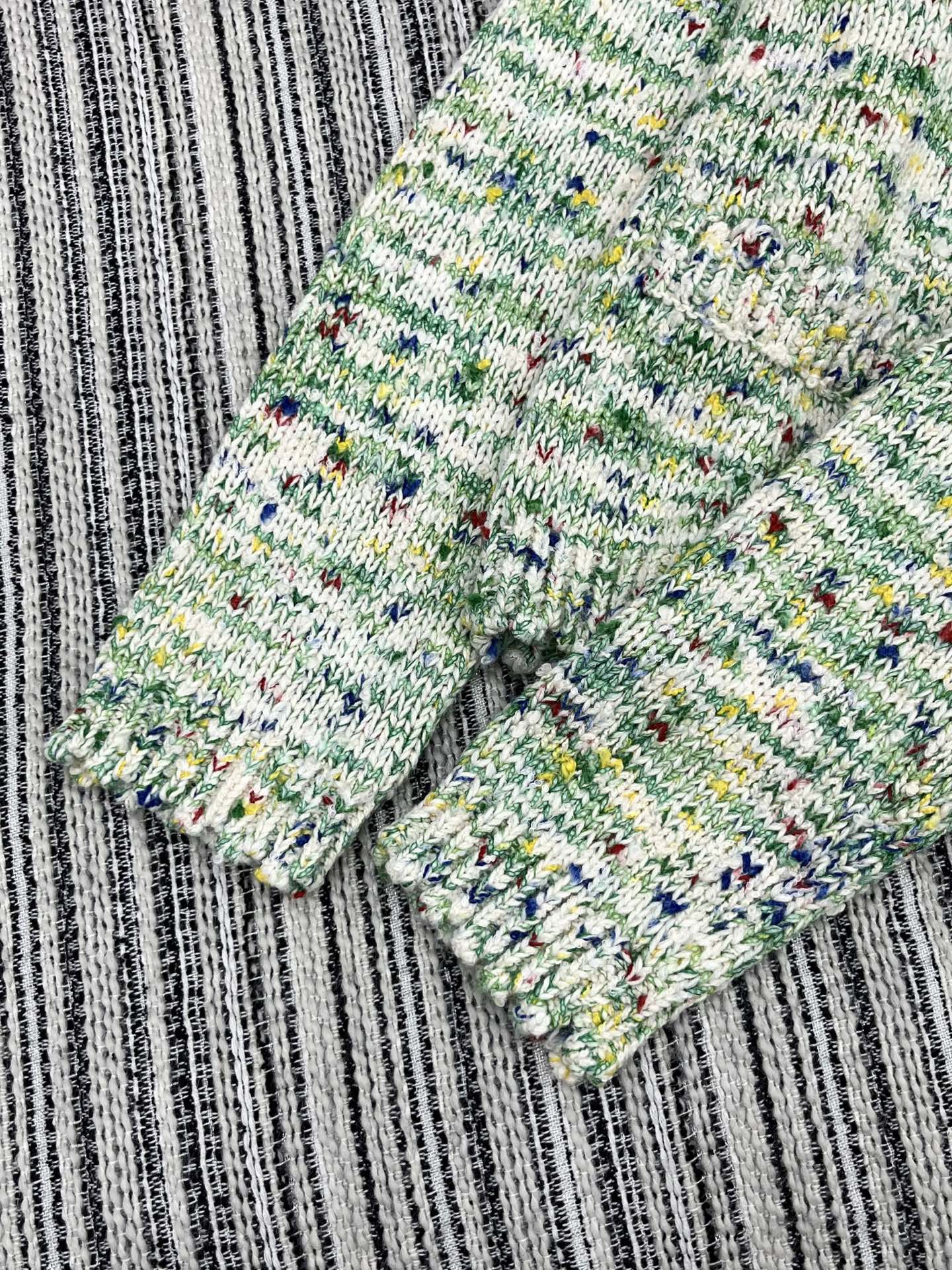 🛒𝐍𝐄𝐖 · 𝟐𝟎𝟐5/爆款现货原单品质 Chan*｜25中古系列重工手工宝石扣V领外套独家订制纱线 ，