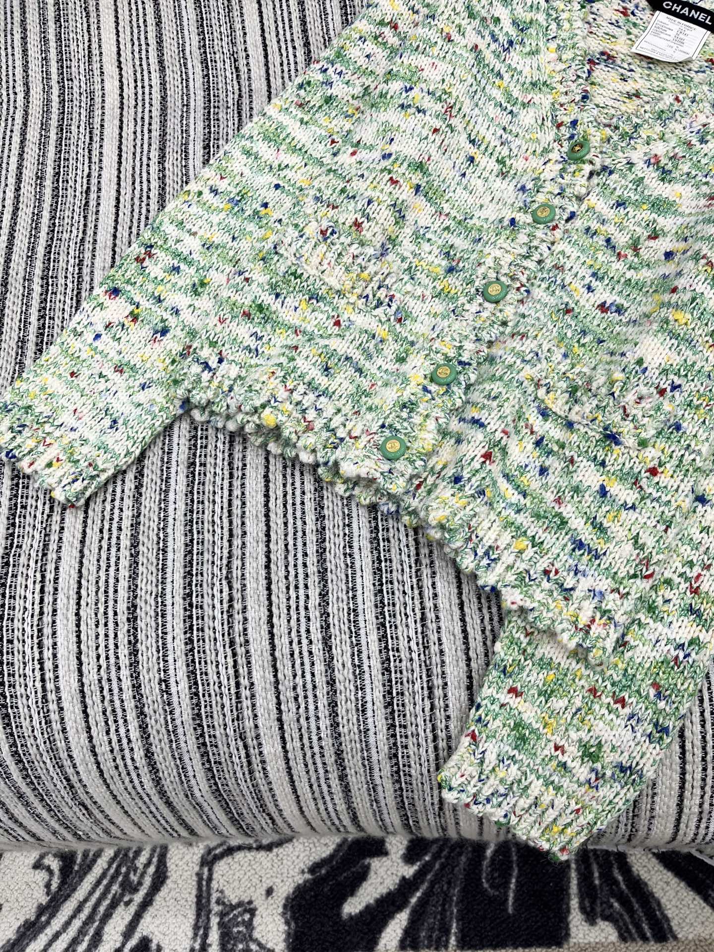 🛒𝐍𝐄𝐖 · 𝟐𝟎𝟐5/爆款现货原单品质 Chan*｜25中古系列重工手工宝石扣V领外套独家订制纱线 ，