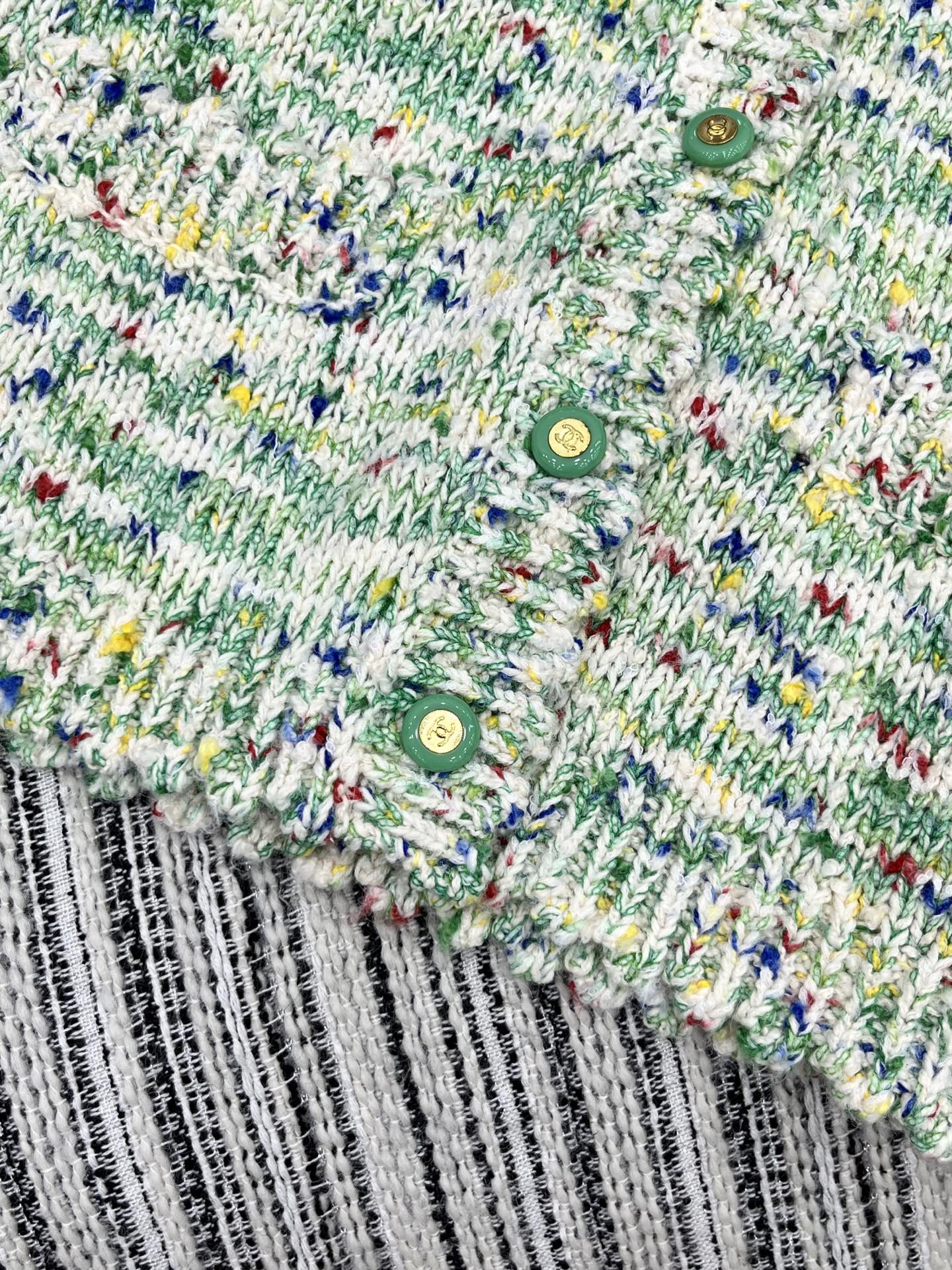 🛒𝐍𝐄𝐖 · 𝟐𝟎𝟐5/爆款现货原单品质 Chan*｜25中古系列重工手工宝石扣V领背心外套独家订制纱线