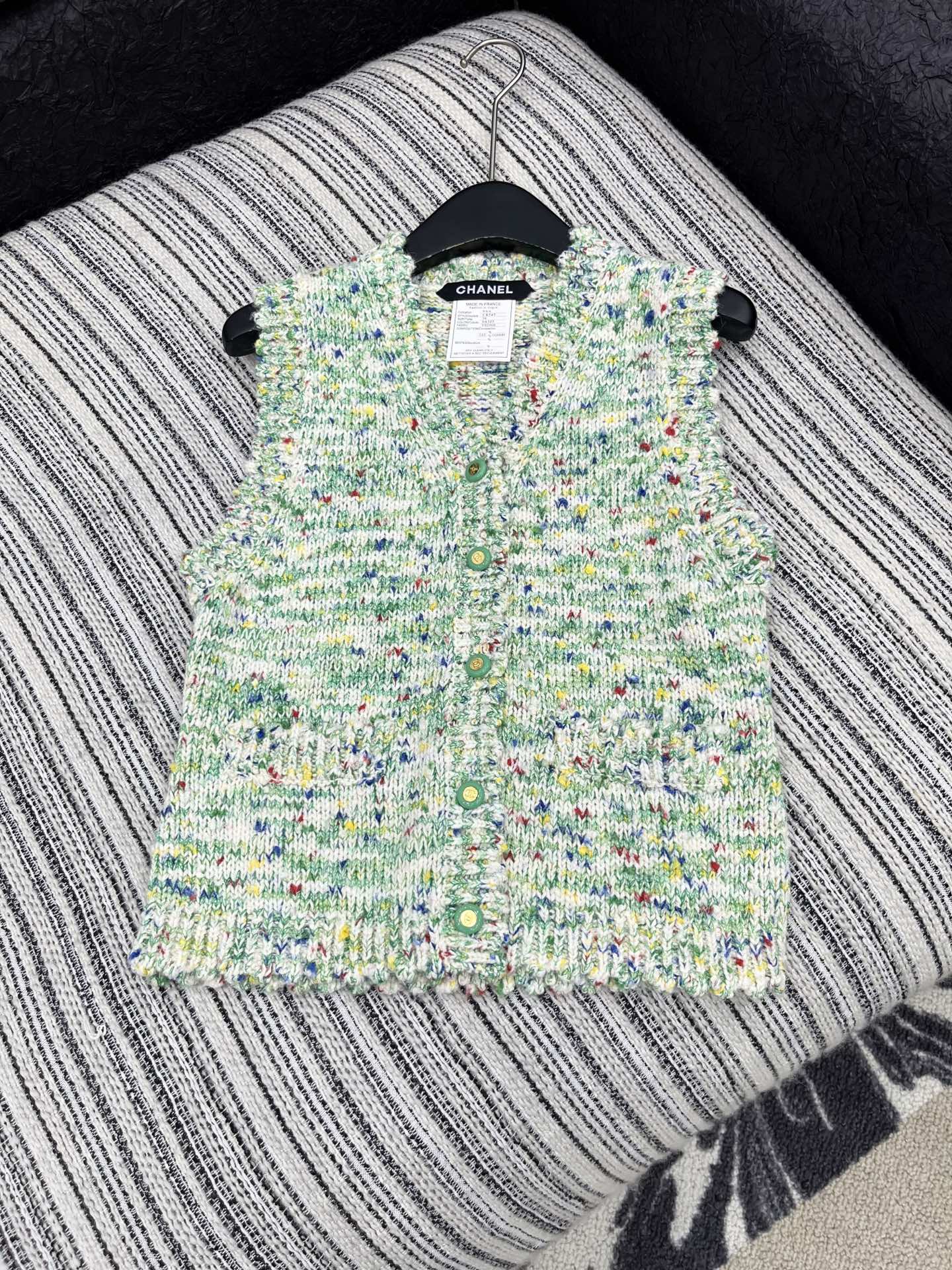 🛒𝐍𝐄𝐖 · 𝟐𝟎𝟐5/爆款现货原单品质 Chan*｜25中古系列重工手工宝石扣V领背心外套独家订制纱线