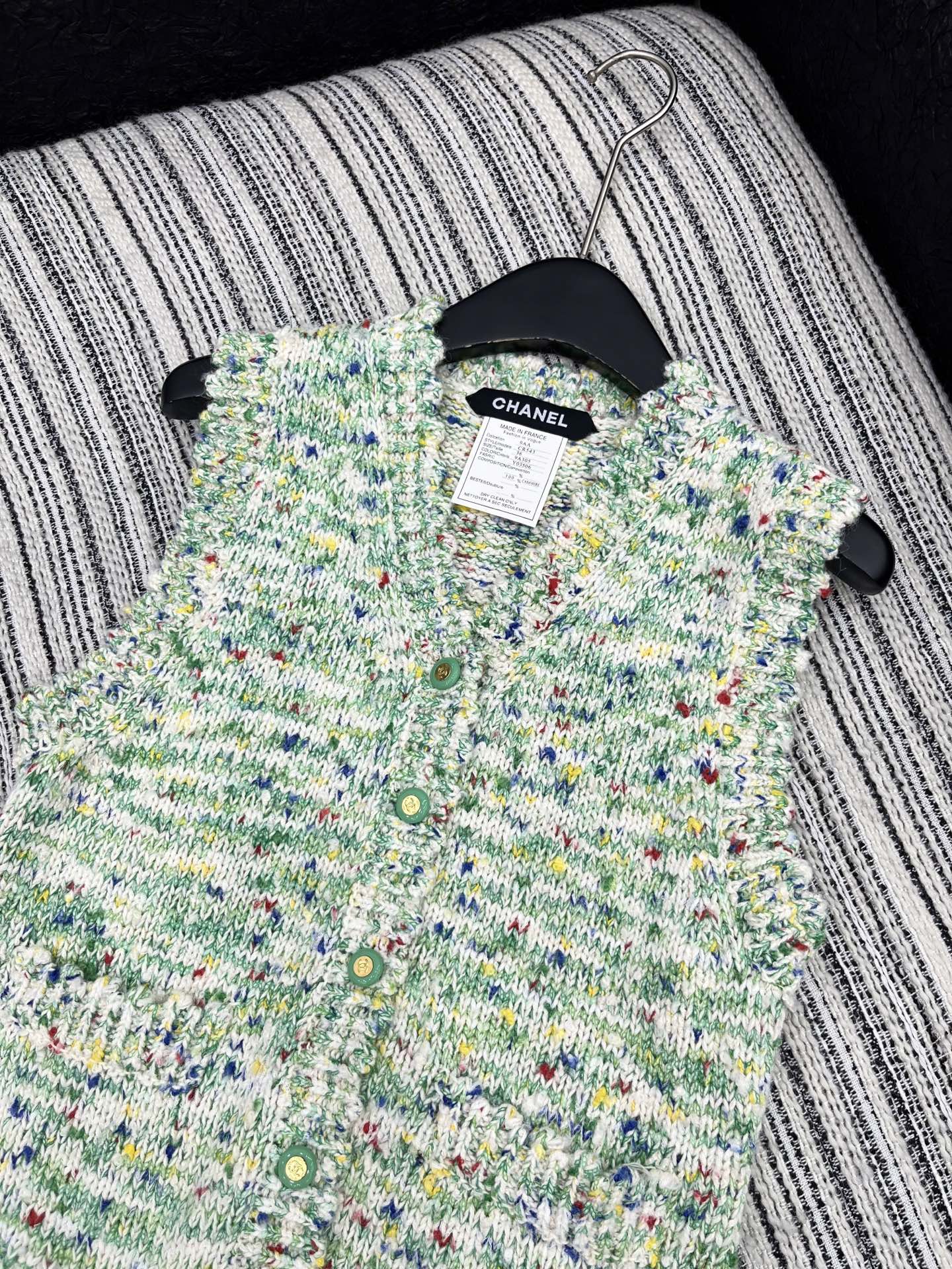 🛒𝐍𝐄𝐖 · 𝟐𝟎𝟐5/爆款现货原单品质 Chan*｜25中古系列重工手工宝石扣V领背心外套独家订制纱线