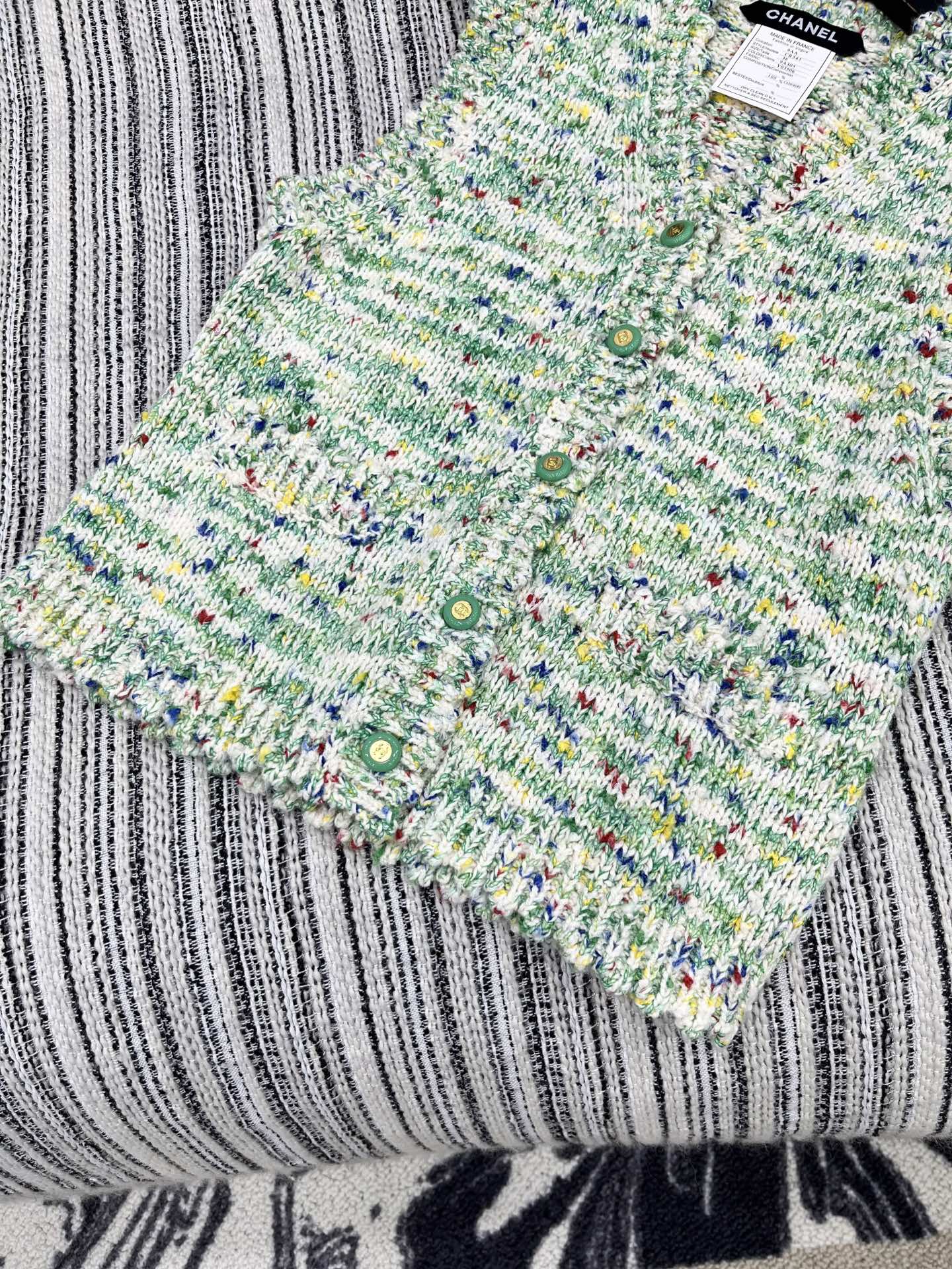 🛒𝐍𝐄𝐖 · 𝟐𝟎𝟐5/爆款现货原单品质 Chan*｜25中古系列重工手工宝石扣V领背心外套独家订制纱线