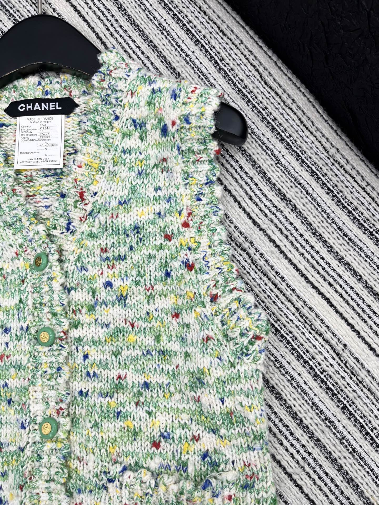 🛒𝐍𝐄𝐖 · 𝟐𝟎𝟐5/爆款现货原单品质 Chan*｜25中古系列重工手工宝石扣V领背心外套独家订制纱线