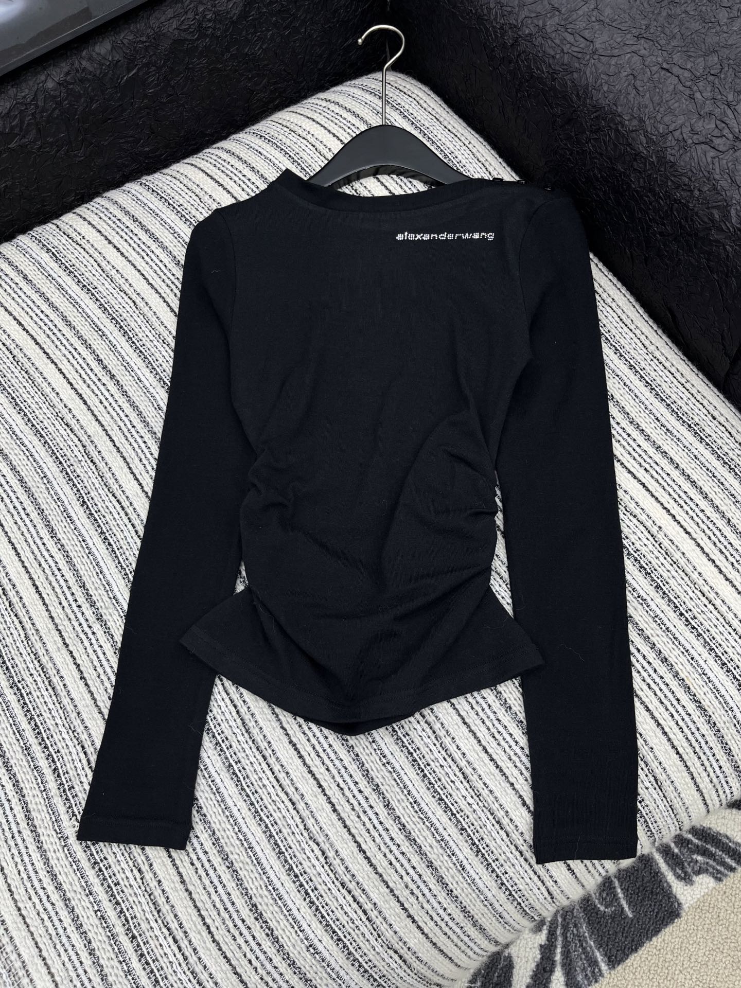 🛒𝐍𝐄𝐖 · 𝟐𝟎𝟐5/爆款现货原单品质 Alex*｜25秋冬新品一字领纽可解纽扣羊绒针织衫1:1订染色