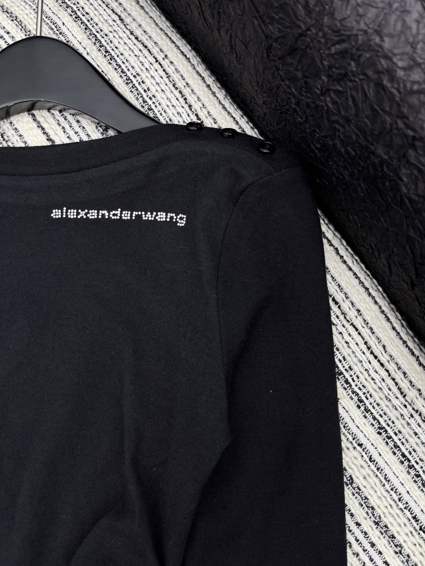 🛒𝐍𝐄𝐖 · 𝟐𝟎𝟐5/爆款现货原单品质 Alex*｜25秋冬新品一字领纽可解纽扣羊绒针织衫1:1订染色