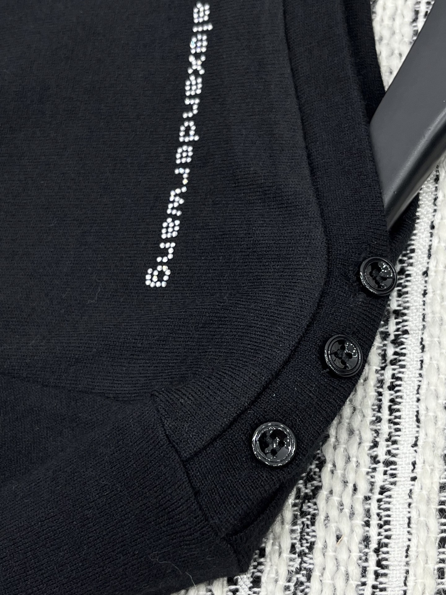 🛒𝐍𝐄𝐖 · 𝟐𝟎𝟐5/爆款现货原单品质 Alex*｜25秋冬新品一字领纽可解纽扣羊绒针织衫1:1订染色