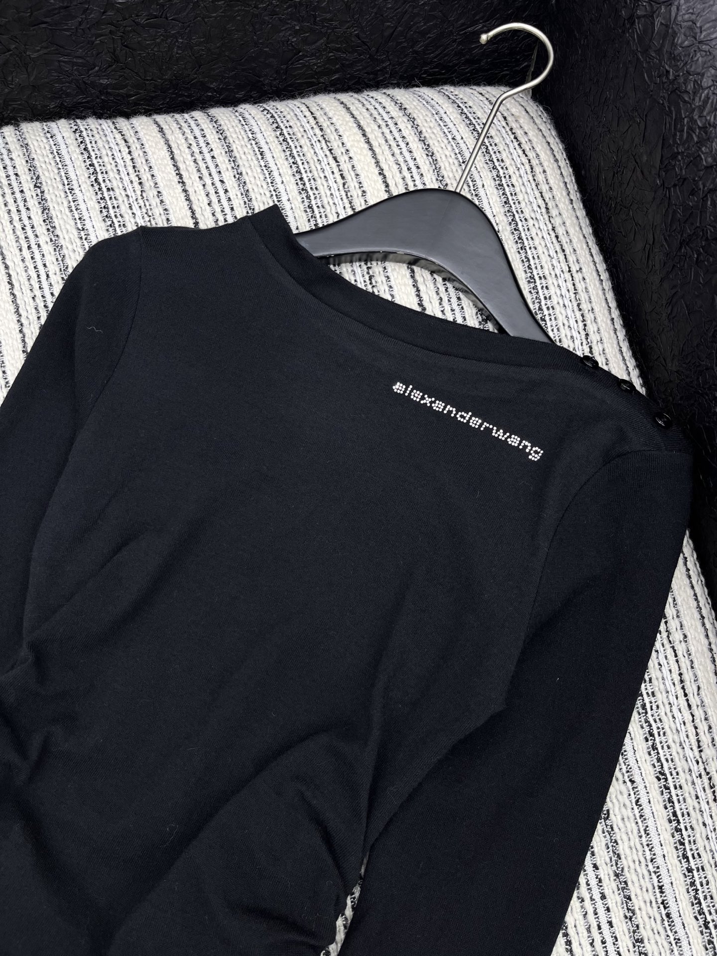 🛒𝐍𝐄𝐖 · 𝟐𝟎𝟐5/爆款现货原单品质 Alex*｜25秋冬新品一字领纽可解纽扣羊绒针织衫1:1订染色