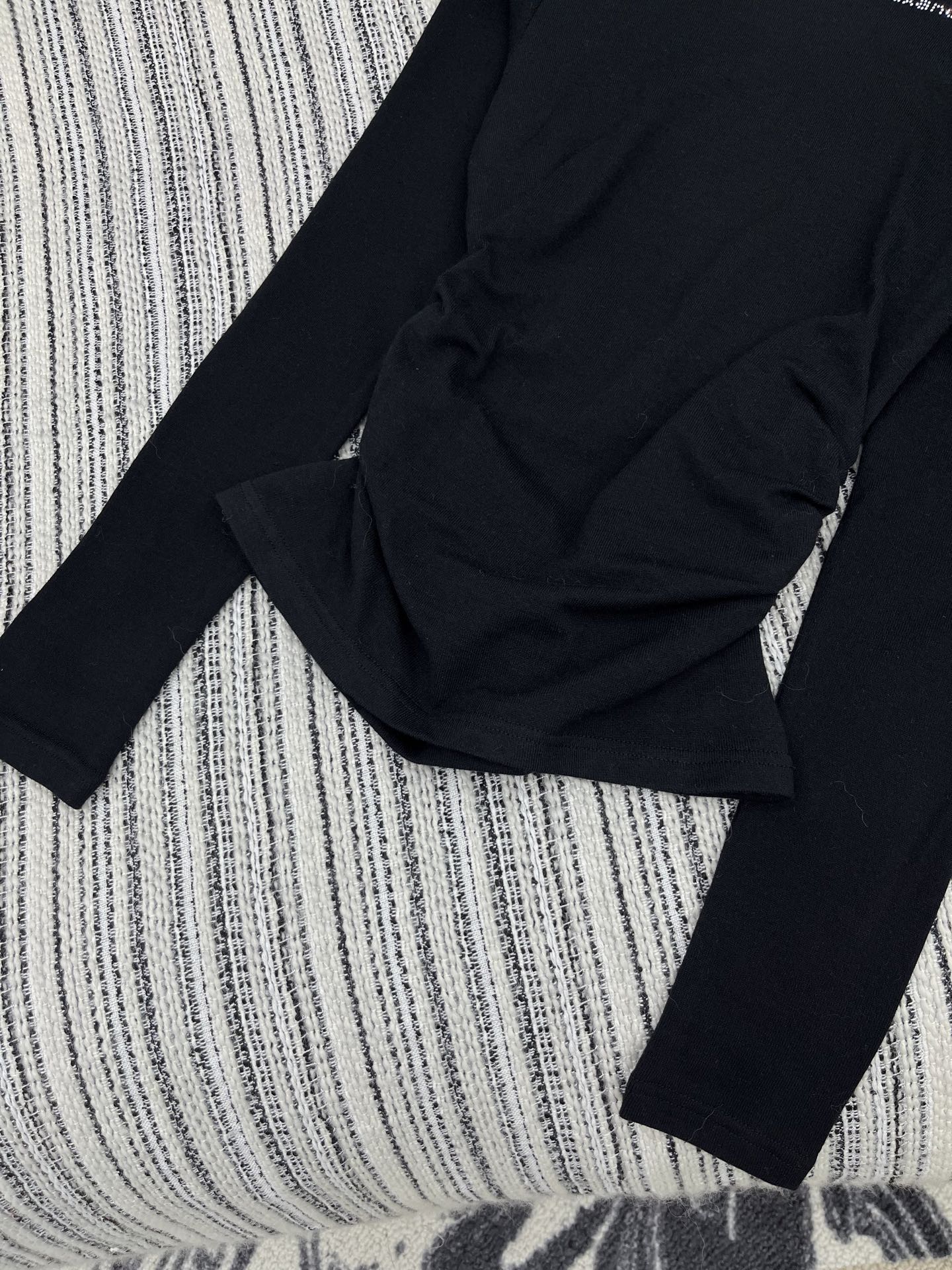 🛒𝐍𝐄𝐖 · 𝟐𝟎𝟐5/爆款现货原单品质 Alex*｜25秋冬新品一字领纽可解纽扣羊绒针织衫1:1订染色