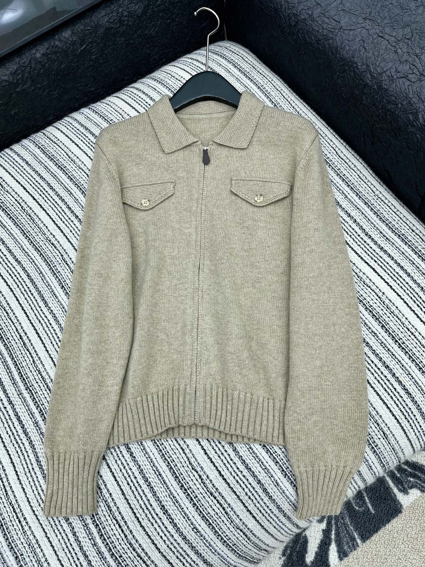 🛒𝐍𝐄𝐖 · 𝟐𝟎𝟐5/爆款现货原单品质 LP｜25女士老钱风长袖翻领拉链针织开衫外套 🍂彰显品牌对日常