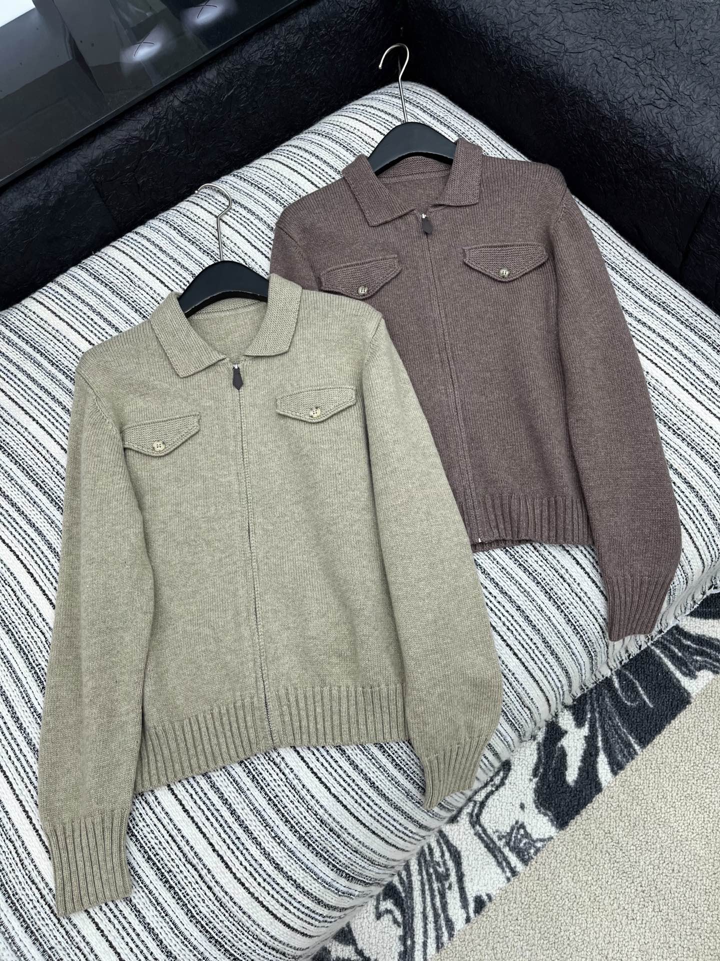 🛒𝐍𝐄𝐖 · 𝟐𝟎𝟐5/爆款现货原单品质 LP｜25女士老钱风长袖翻领拉链针织开衫外套 🍂彰显品牌对日常