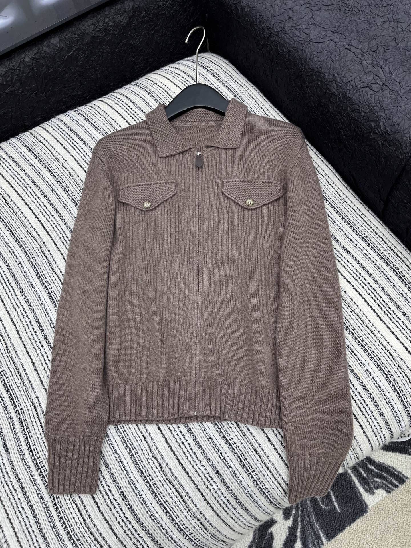 🛒𝐍𝐄𝐖 · 𝟐𝟎𝟐5/爆款现货原单品质 LP｜25女士老钱风长袖翻领拉链针织开衫外套 🍂彰显品牌对日常