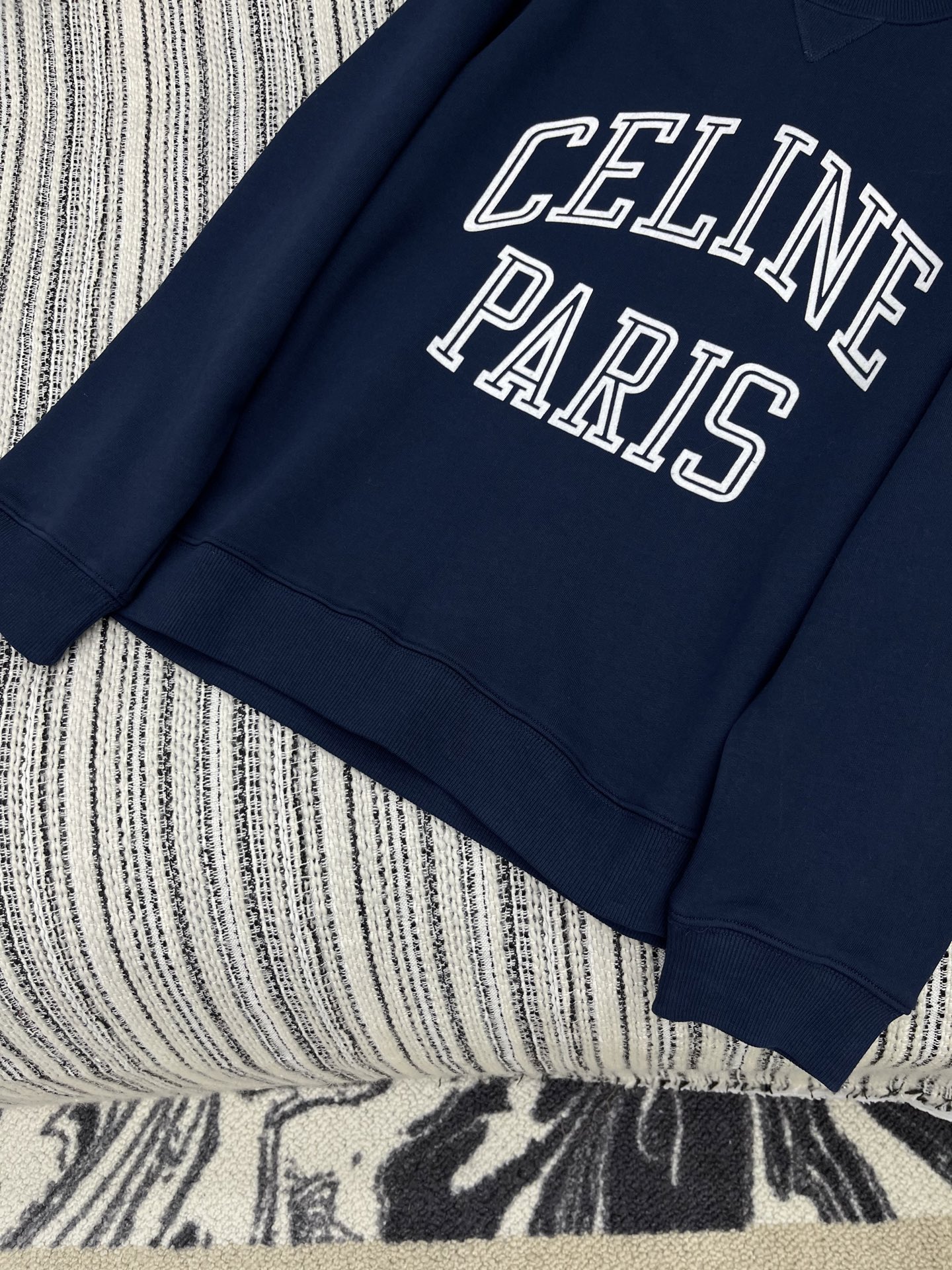 🛒𝐍𝐄𝐖 · 𝟐𝟎𝟐5/爆款现货【原版定制】Celin*｜25早秋经典立体圆领卫衣干净利落的裁剪，落肩宽