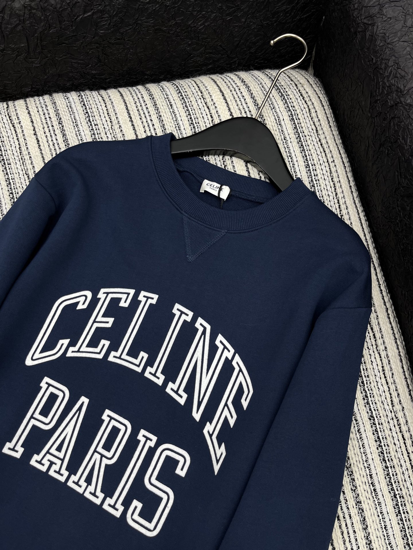 🛒𝐍𝐄𝐖 · 𝟐𝟎𝟐5/爆款现货【原版定制】Celin*｜25早秋经典立体圆领卫衣干净利落的裁剪，落肩宽
