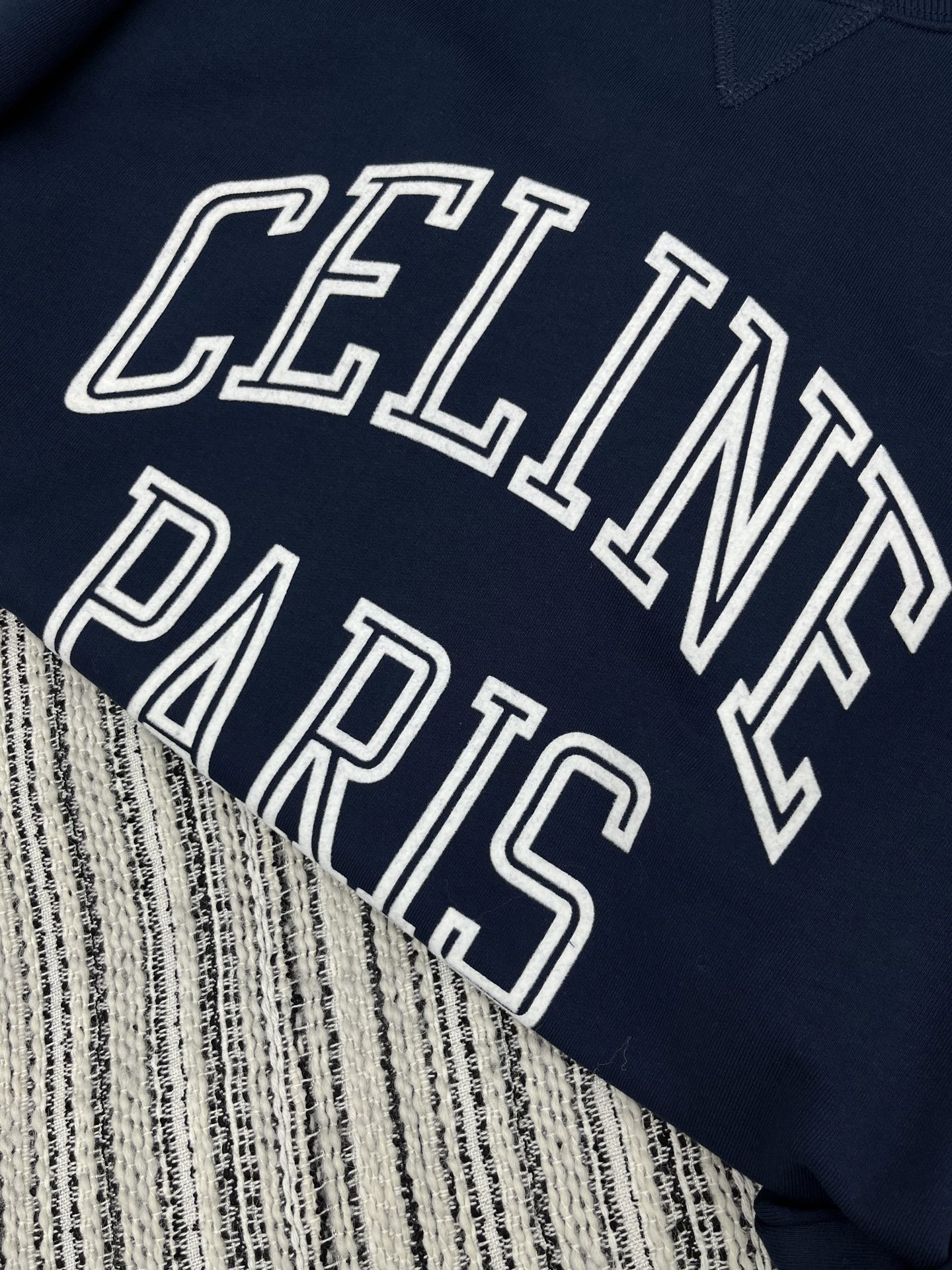 🛒𝐍𝐄𝐖 · 𝟐𝟎𝟐5/爆款现货【原版定制】Celin*｜25早秋经典立体圆领卫衣干净利落的裁剪，落肩宽