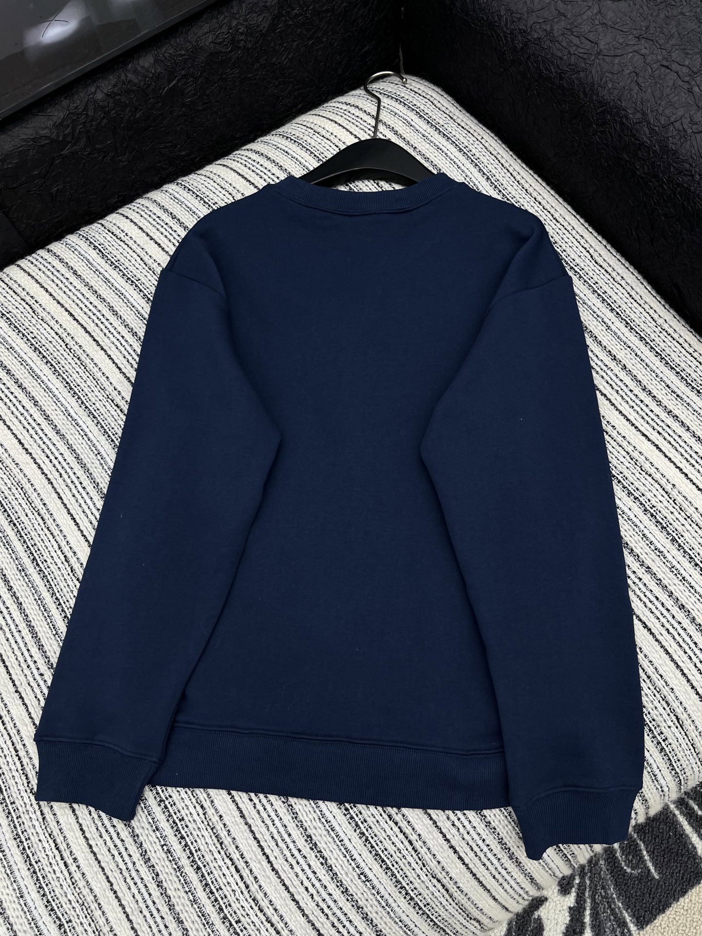 🛒𝐍𝐄𝐖 · 𝟐𝟎𝟐5/爆款现货【原版定制】Celin*｜25早秋经典立体圆领卫衣干净利落的裁剪，落肩宽