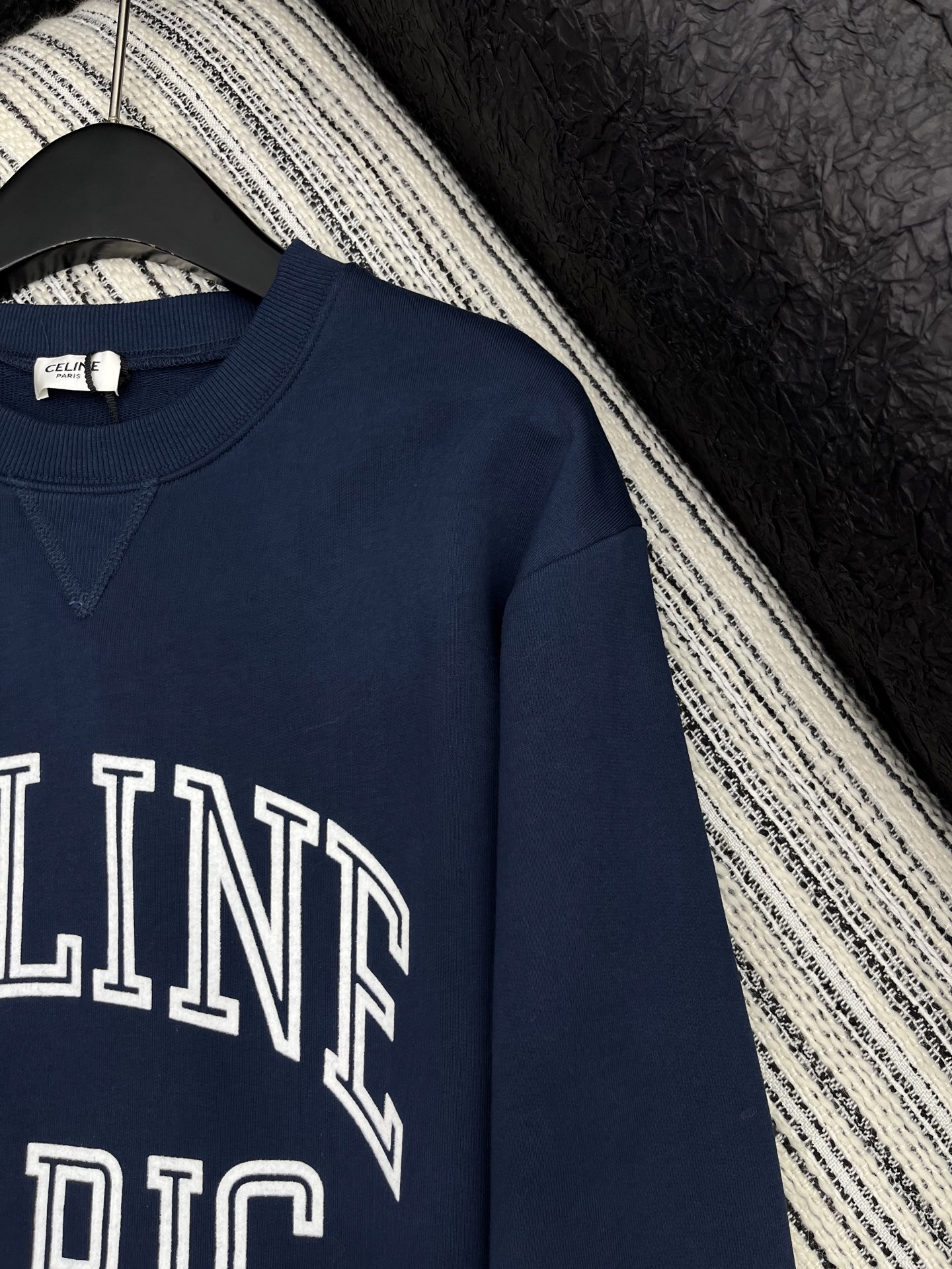 🛒𝐍𝐄𝐖 · 𝟐𝟎𝟐5/爆款现货【原版定制】Celin*｜25早秋经典立体圆领卫衣干净利落的裁剪，落肩宽