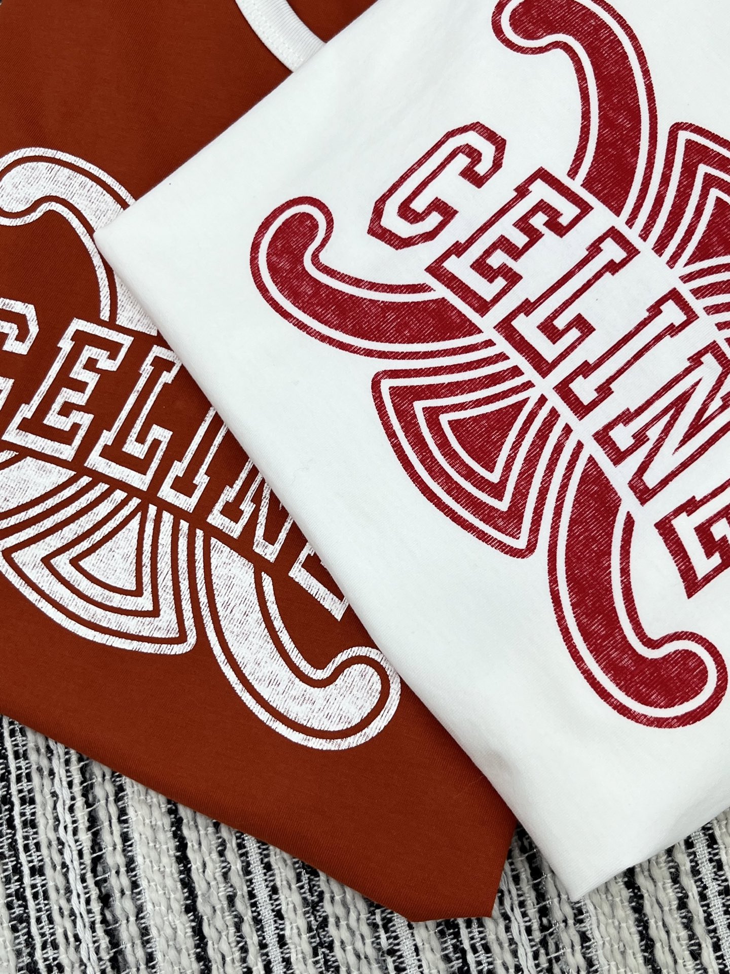 🛒𝐍𝐄𝐖 · 𝟐𝟎𝟐5/爆款现货原单品质 Celin*｜25新品撞色立体字母短袖T恤精致版型上身巨显瘦！