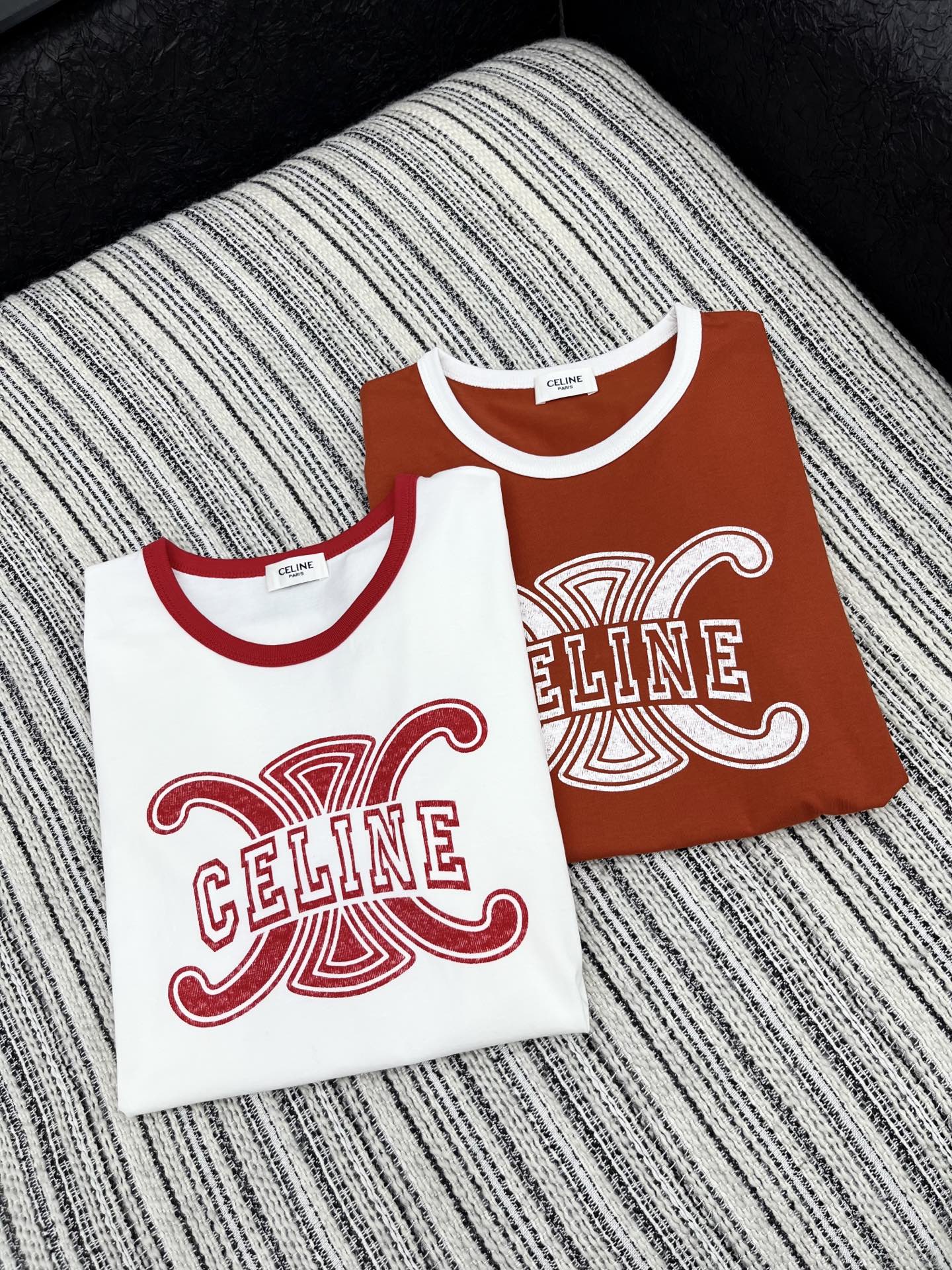 🛒𝐍𝐄𝐖 · 𝟐𝟎𝟐5/爆款现货原单品质 Celin*｜25新品撞色立体字母短袖T恤精致版型上身巨显瘦！