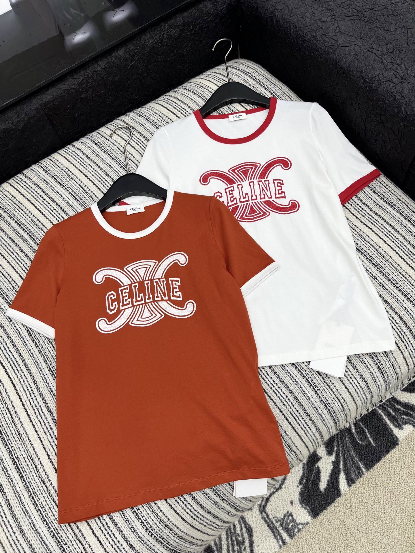 🛒𝐍𝐄𝐖 · 𝟐𝟎𝟐5/爆款现货原单品质 Celin*｜25新品撞色立体字母短袖T恤精致版型上身巨显瘦！