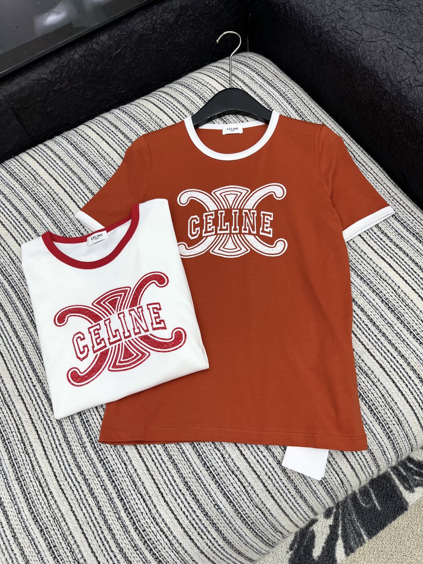 🛒𝐍𝐄𝐖 · 𝟐𝟎𝟐5/爆款现货原单品质 Celin*｜25新品撞色立体字母短袖T恤精致版型上身巨显瘦！