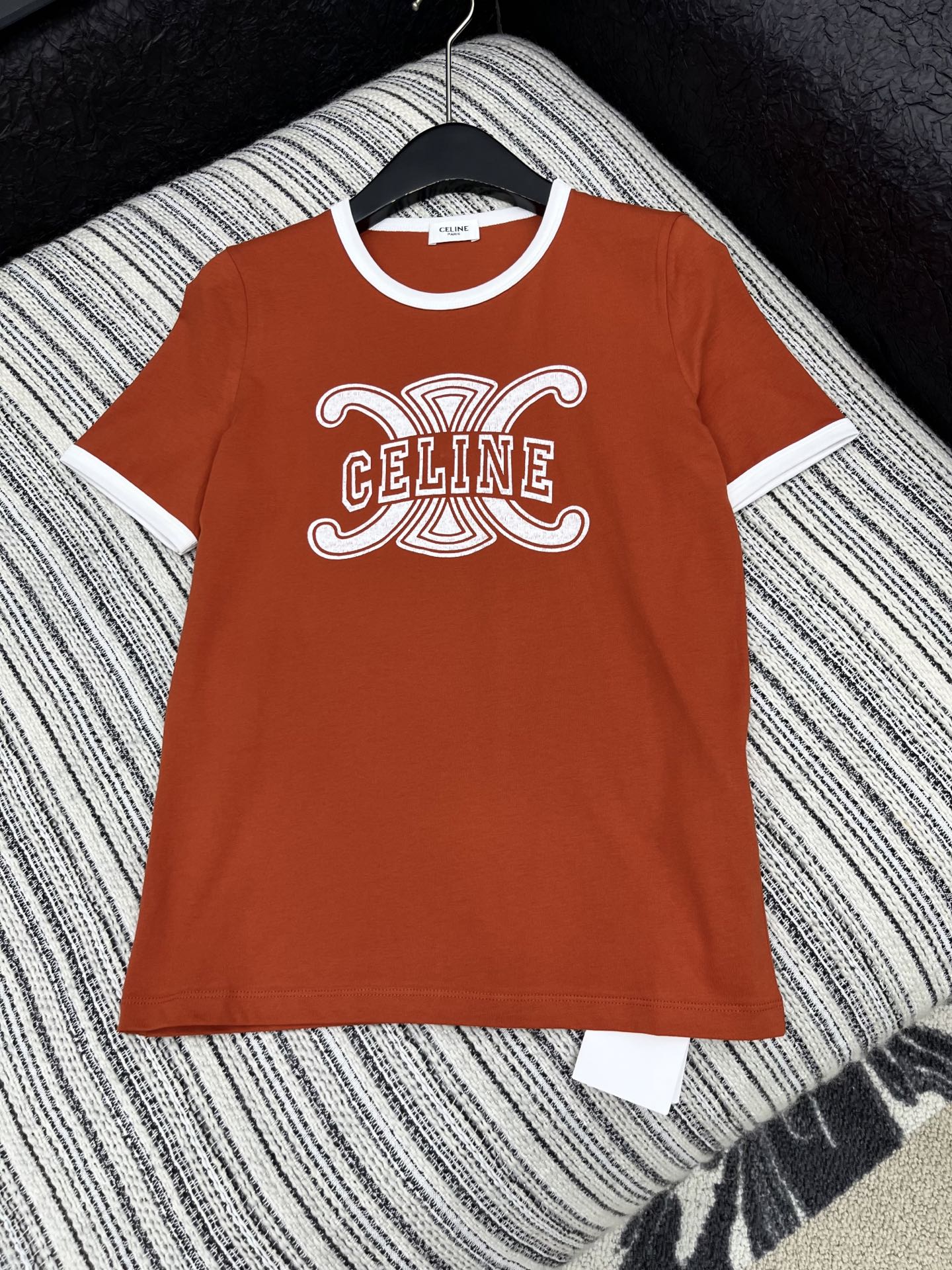 🛒𝐍𝐄𝐖 · 𝟐𝟎𝟐5/爆款现货原单品质 Celin*｜25新品撞色立体字母短袖T恤精致版型上身巨显瘦！